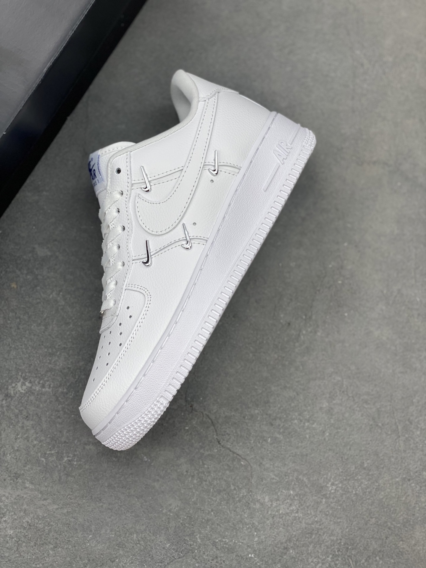 Nike Air Force 1 '07 Low F1 Version White Sneakers with Air Cushion 8 i1750190408172 6759 0 6