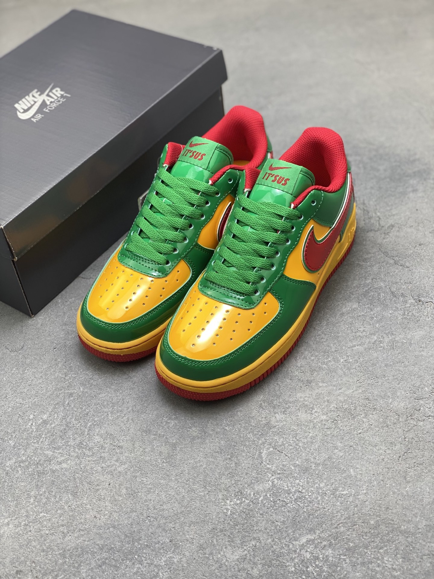 💰230
海外限量发售！NIke Air Force 1 '07 Low 空军一号低帮 运动鞋 休闲鞋 折边针车 工艺难度大 原楦头原纸板 原装鞋盒 定制金配件 内置全掌气垫 原厂鞋底 
货号：IH4383-300
ize：36 36.5 37.5 38 38.5 39 40 40.5 41 42 42.5 43 44 44.5 45