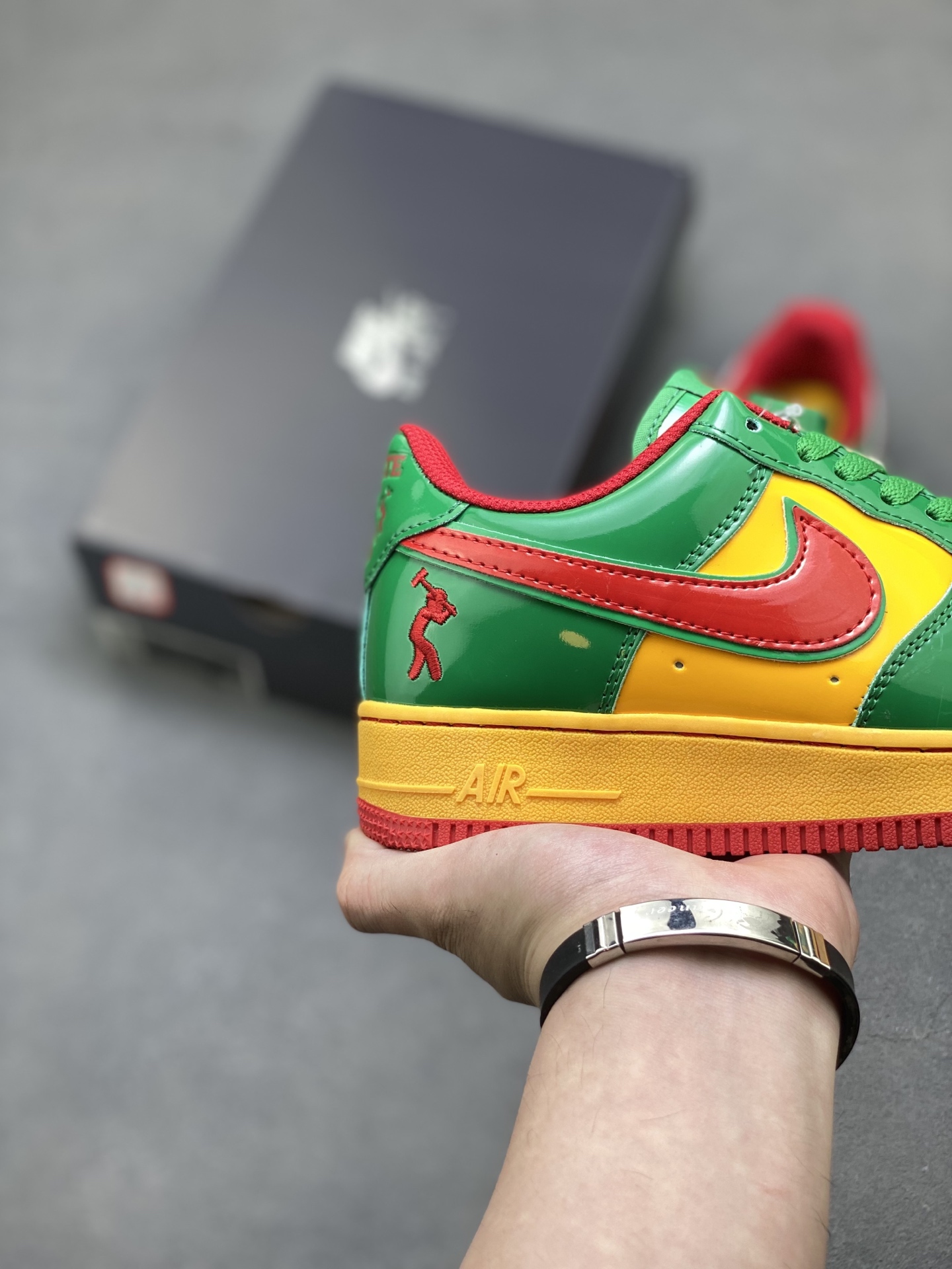 💰230
海外限量发售！NIke Air Force 1 '07 Low 空军一号低帮 运动鞋 休闲鞋 折边针车 工艺难度大 原楦头原纸板 原装鞋盒 定制金配件 内置全掌气垫 原厂鞋底 
货号：IH4383-300
ize：36 36.5 37.5 38 38.5 39 40 40.5 41 42 42.5 43 44 44.5 45
