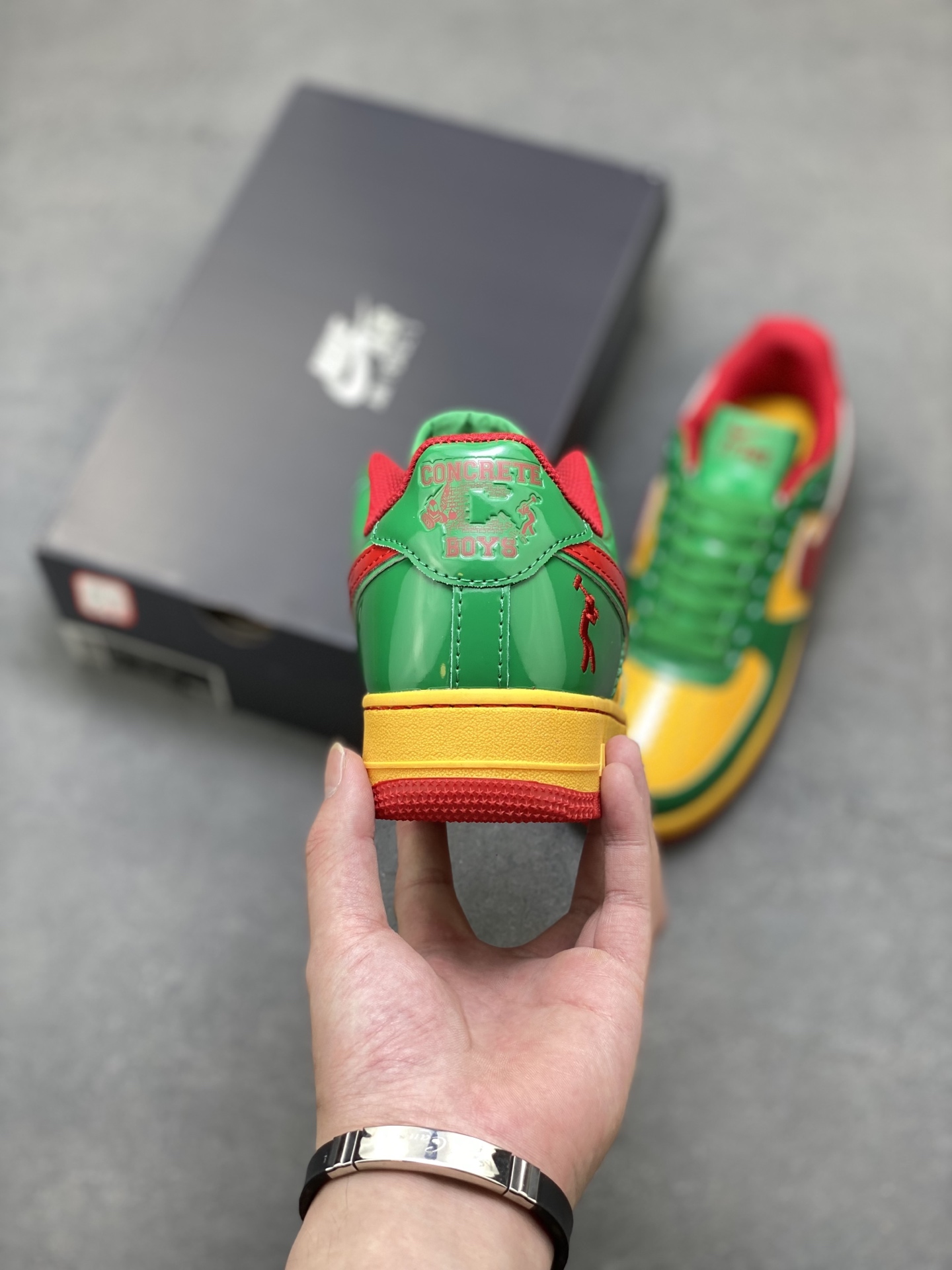💰230
海外限量发售！NIke Air Force 1 '07 Low 空军一号低帮 运动鞋 休闲鞋 折边针车 工艺难度大 原楦头原纸板 原装鞋盒 定制金配件 内置全掌气垫 原厂鞋底 
货号：IH4383-300
ize：36 36.5 37.5 38 38.5 39 40 40.5 41 42 42.5 43 44 44.5 45