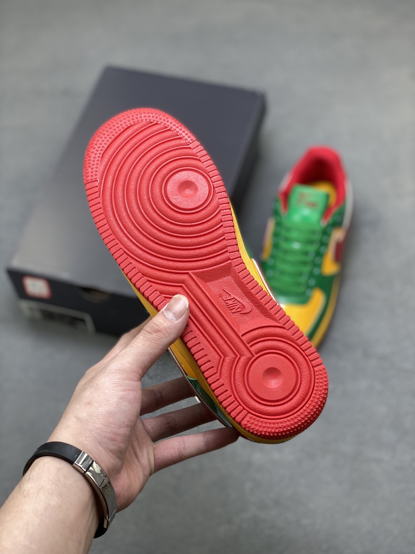 💰230
海外限量发售！NIke Air Force 1 '07 Low 空军一号低帮 运动鞋 休闲鞋 折边针车 工艺难度大 原楦头原纸板 原装鞋盒 定制金配件 内置全掌气垫 原厂鞋底 
货号：IH4383-300
ize：36 36.5 37.5 38 38.5 39 40 40.5 41 42 42.5 43 44 44.5 45