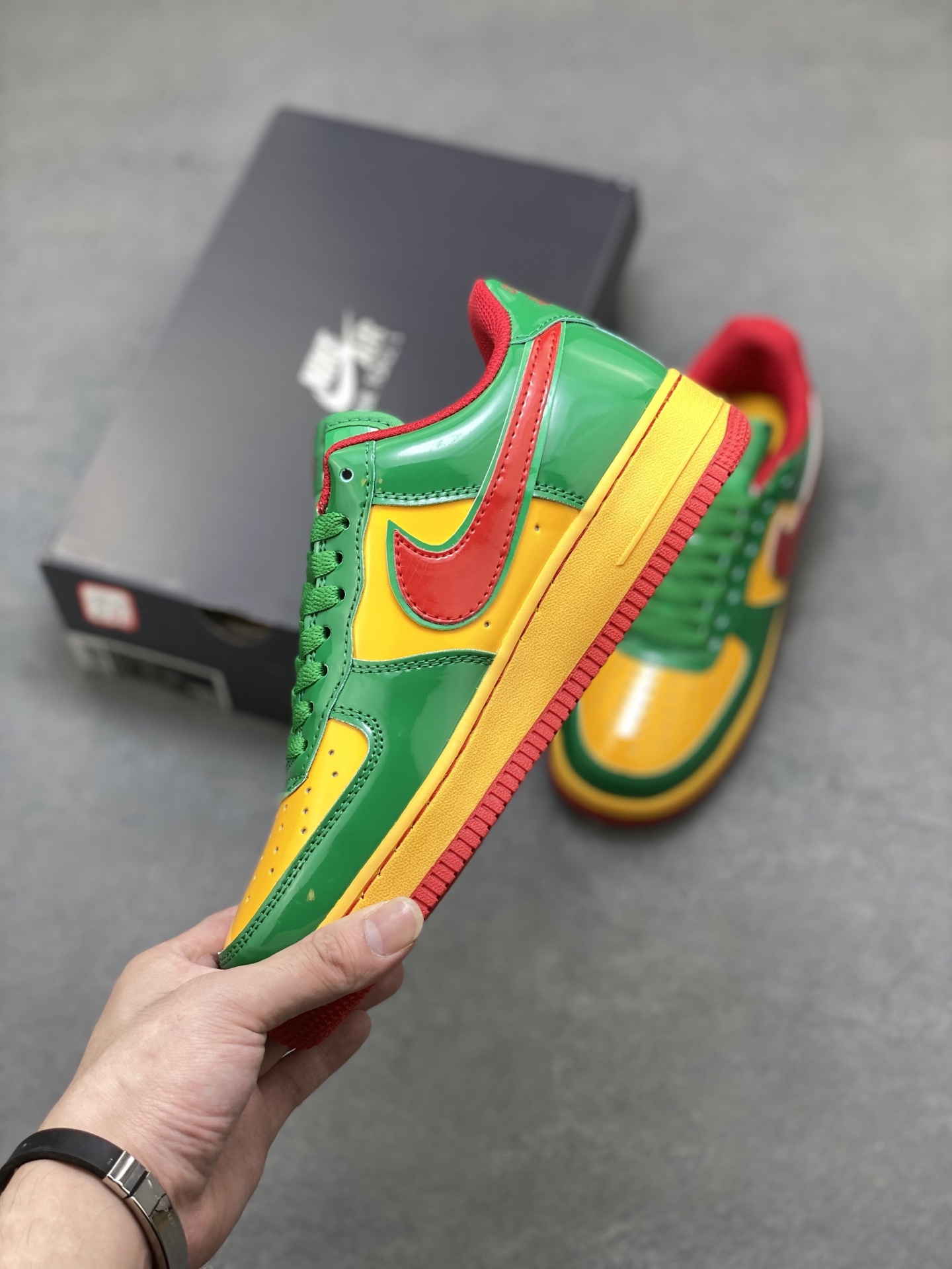 💰230
海外限量发售！NIke Air Force 1 '07 Low 空军一号低帮 运动鞋 休闲鞋 折边针车 工艺难度大 原楦头原纸板 原装鞋盒 定制金配件 内置全掌气垫 原厂鞋底 
货号：IH4383-300
ize：36 36.5 37.5 38 38.5 39 40 40.5 41 42 42.5 43 44 44.5 45
