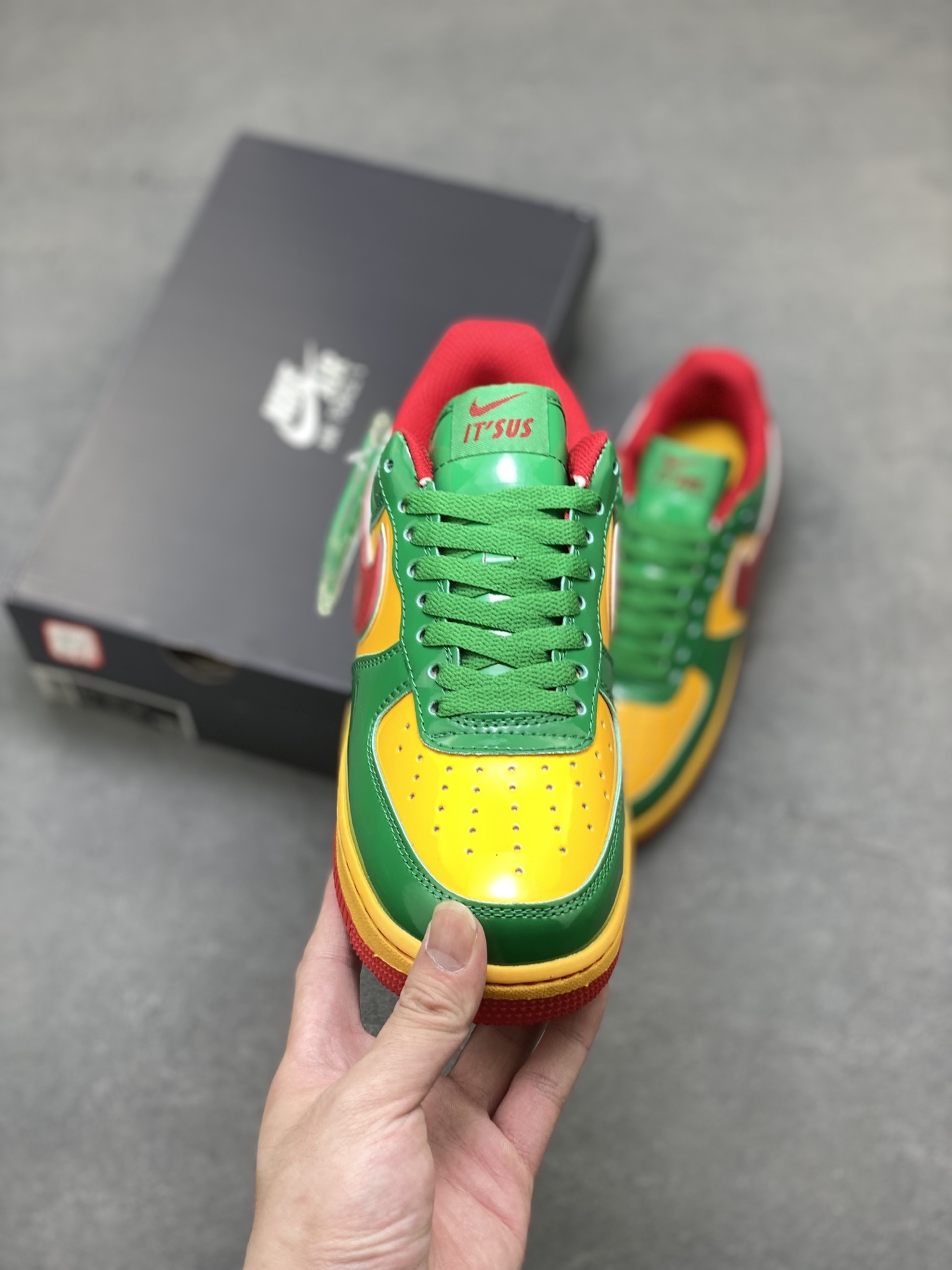 💰230
海外限量发售！NIke Air Force 1 '07 Low 空军一号低帮 运动鞋 休闲鞋 折边针车 工艺难度大 原楦头原纸板 原装鞋盒 定制金配件 内置全掌气垫 原厂鞋底 
货号：IH4383-300
ize：36 36.5 37.5 38 38.5 39 40 40.5 41 42 42.5 43 44 44.5 45