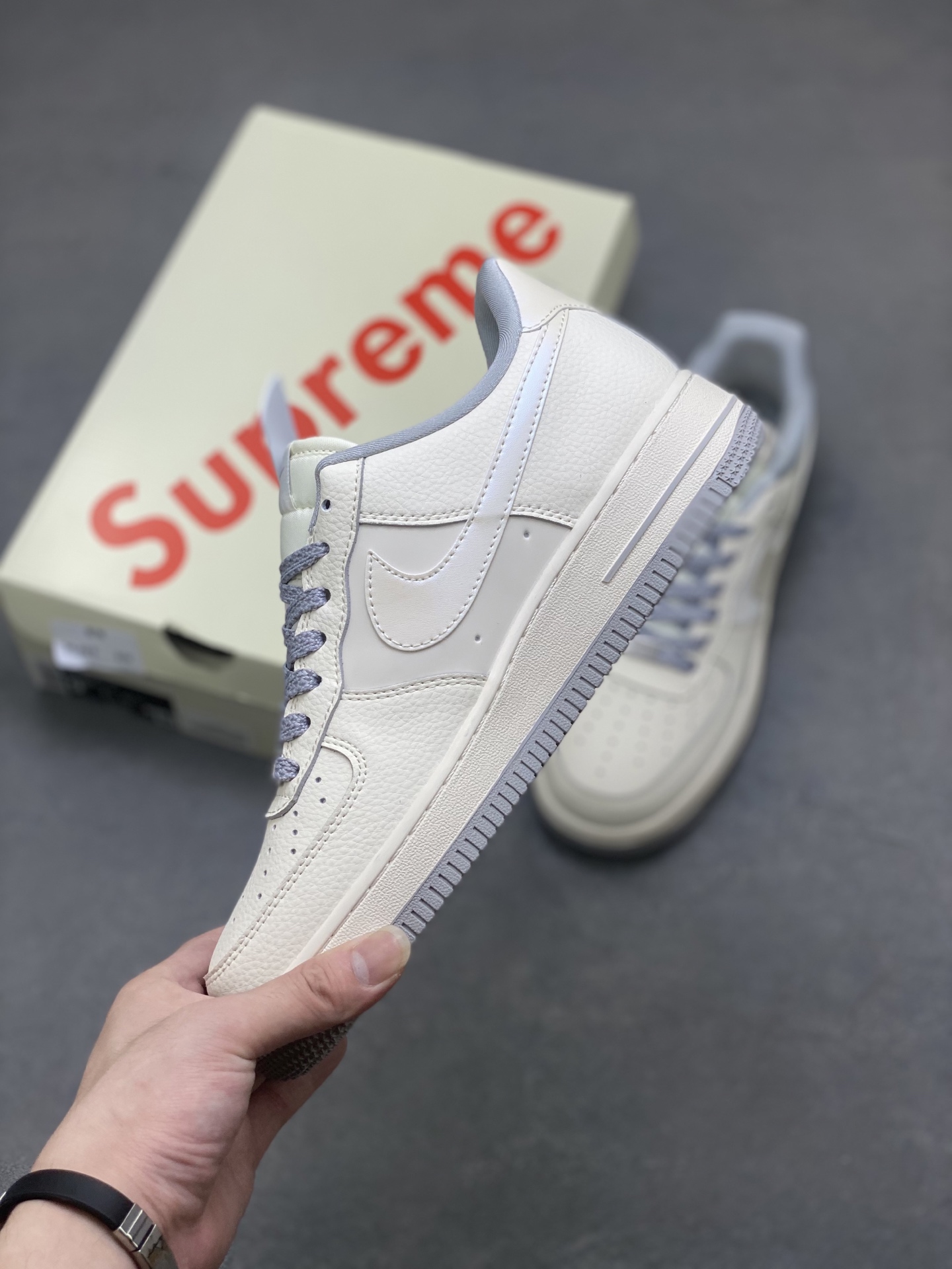 Nike Air Force 1 '07 Low Supreme Collaboration - Gray/Red Accents 4 i1751051884248 892 0 2