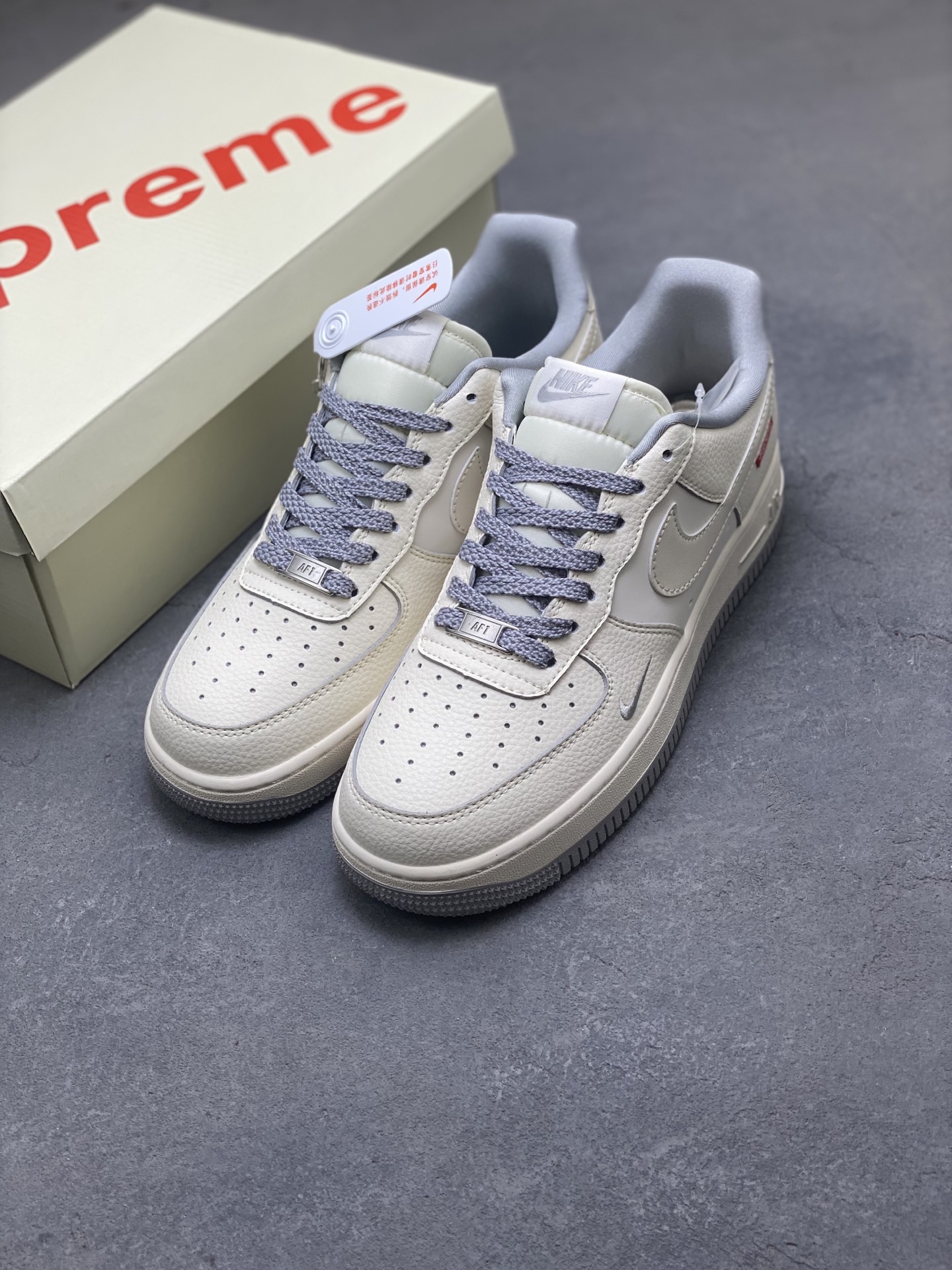 Nike Air Force 1 '07 Low Supreme Collaboration - Gray/Red Accents 9 i1751051884743 4372 0 7