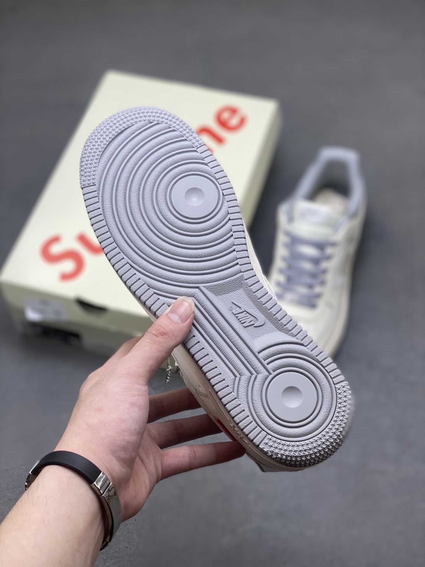 Nike Air Force 1 '07 Low Supreme Collaboration - Gray/Red Accents 7 i1751051895210 909 0 5