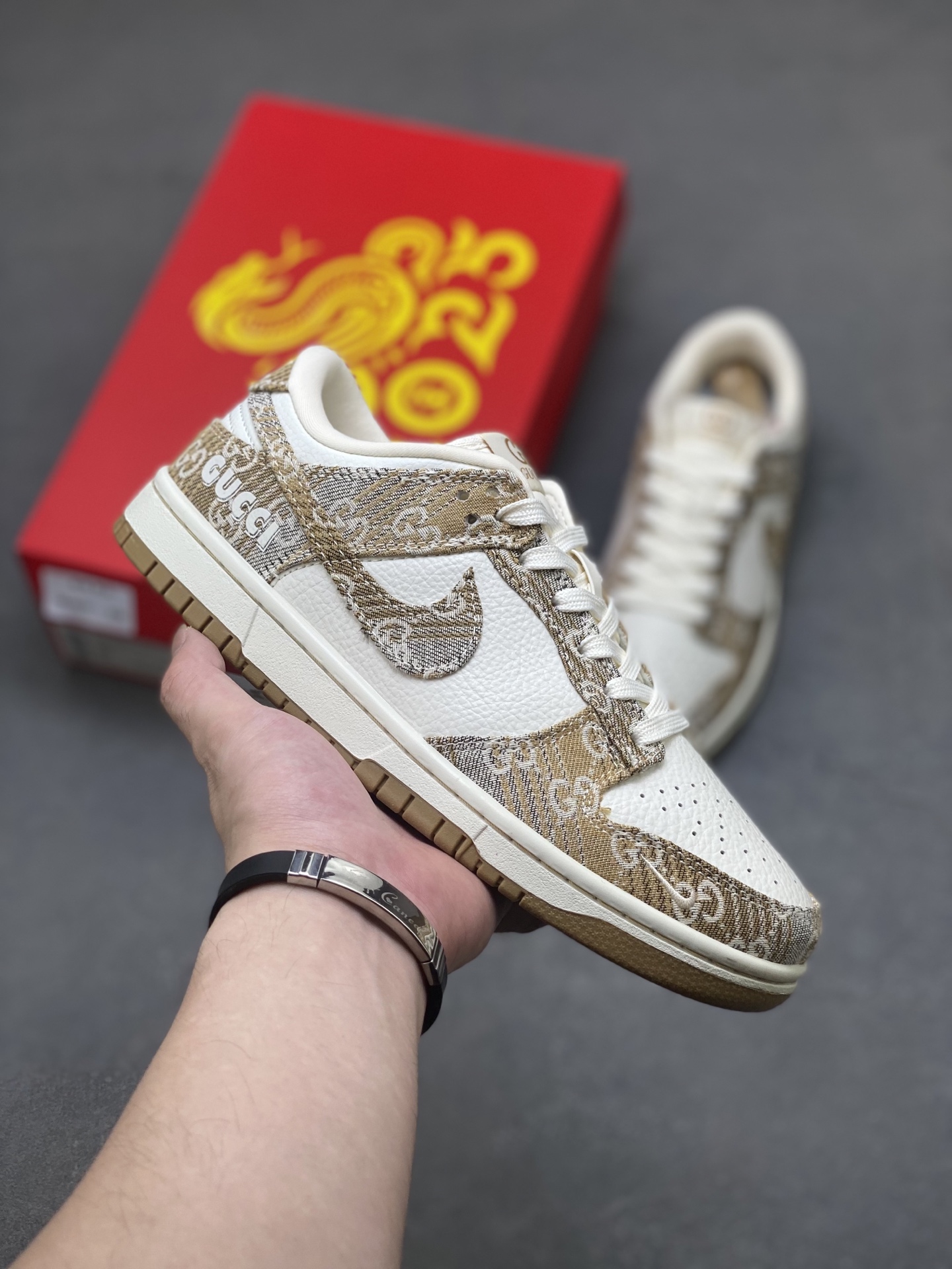 特💰115
Nike SB Dunk Low“古驰联名——卡其灰牛仔”  周年高端定制 低帮休闲板鞋 定制鞋盒  大厂纯原品质出货 超高清洁度 皮料切割干净无任何毛边 细节完美 
 货号：SC9207-421
 Size:36 36.5 37.5 38 38.5 39 40 40.5 41 42 42.5 43 44 44.5 45
06GXD321A27