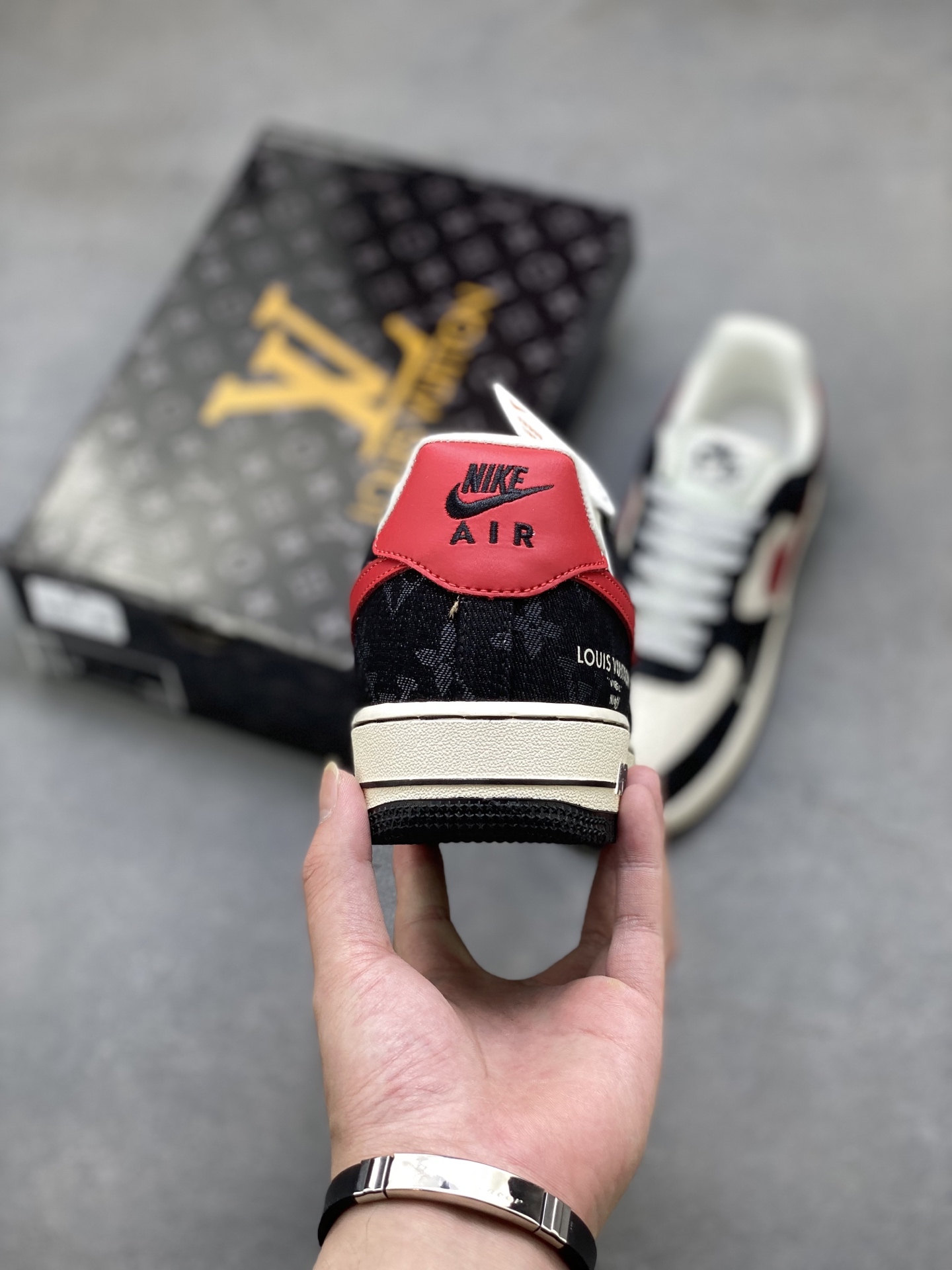 Louis Vuitton Air Force 1: Official Edition with Air Cushioning and Accessories 5 i1751225167356 6388 0 3