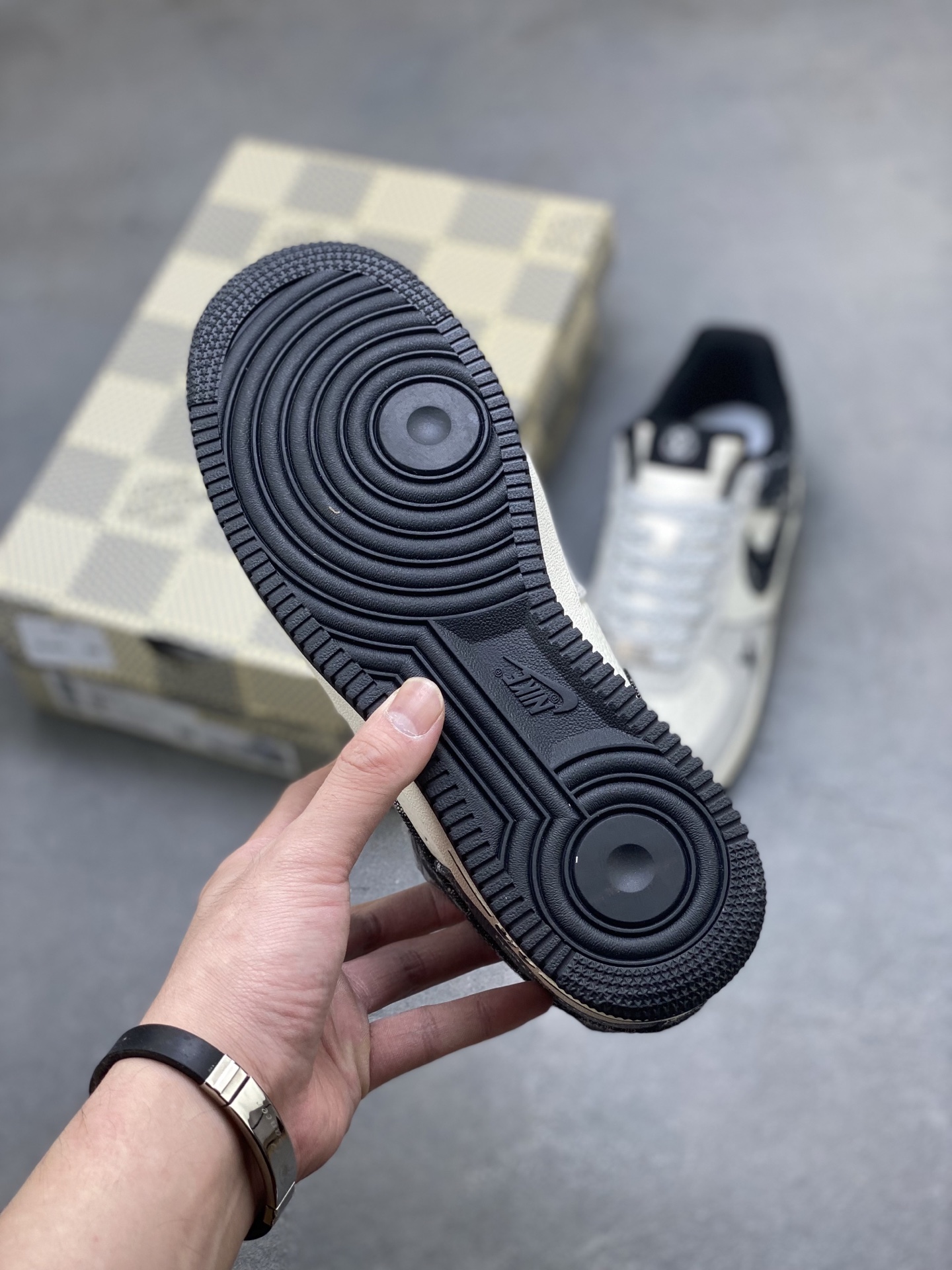 Nike Air Force 1 Low Louis Vuitton Custom Sneakers Limited Edition 7 i1752088479462 9628 0 5