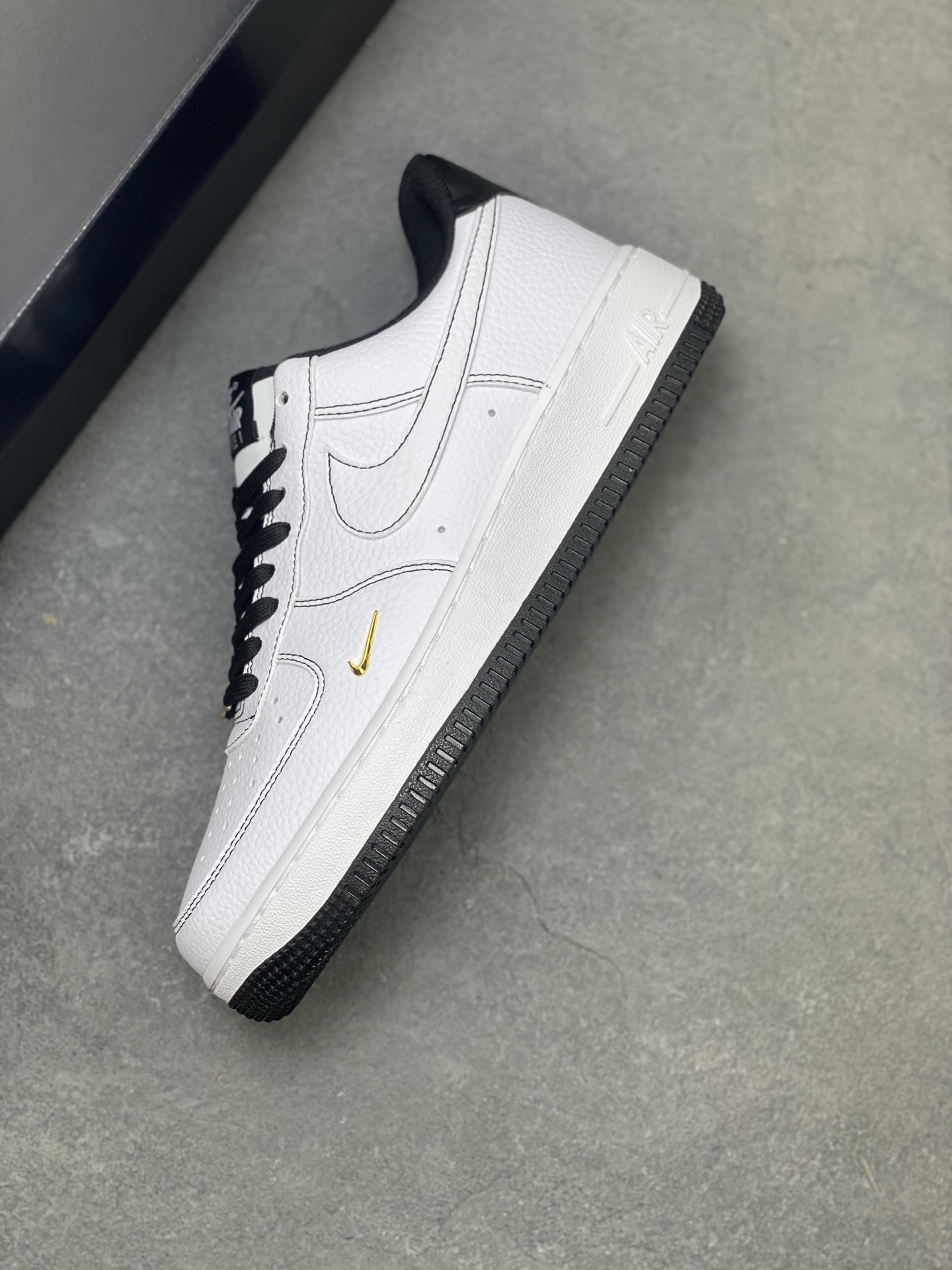 Nike Air Force 1 '07 Low White/Black Stitching Limited Edition Sneakers 8 i1752088598885 921 0 6