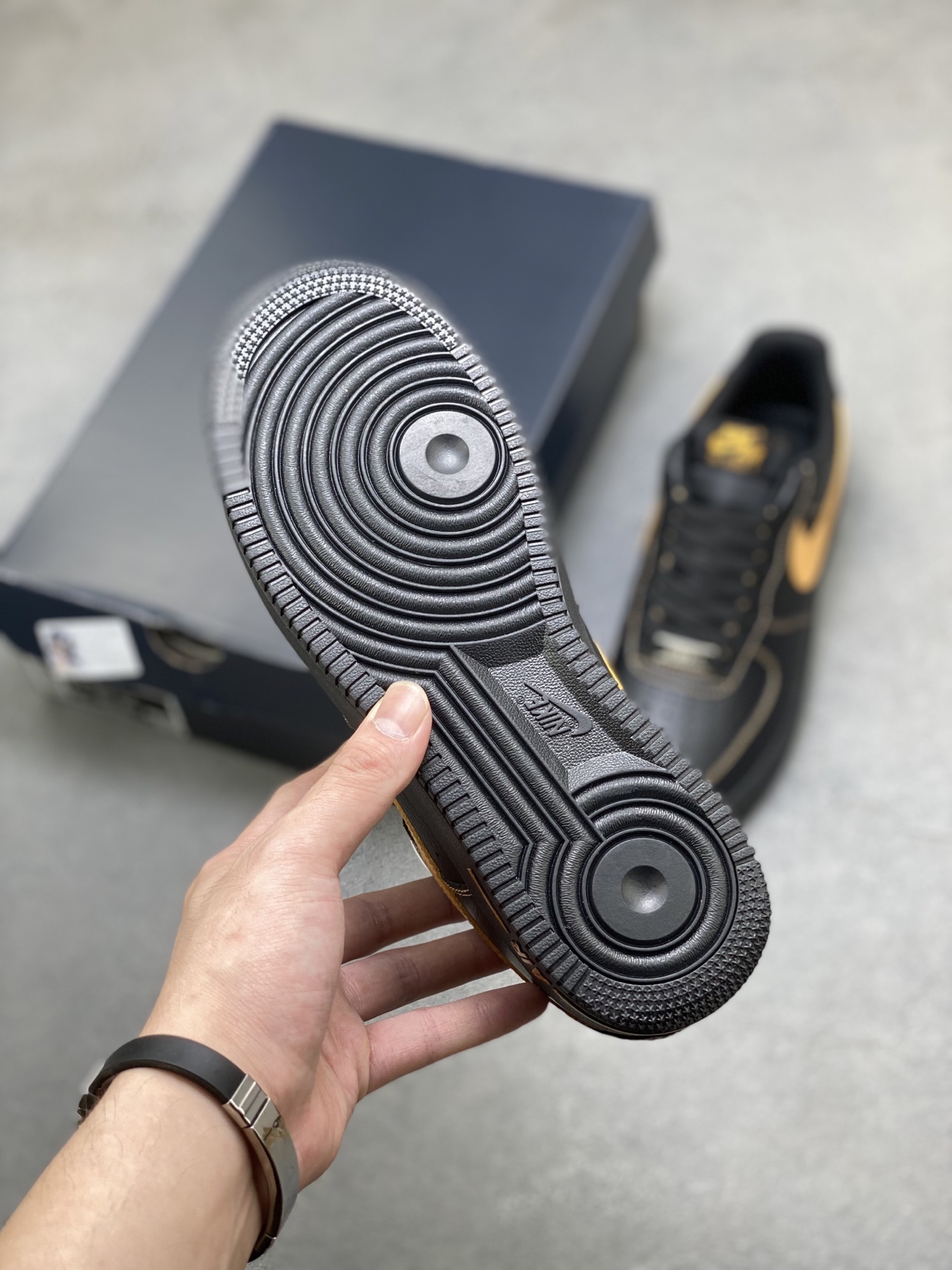 Nike Air Force 1 '07 Low Black/Gold Limited Edition Sneakers HQ2037-003 7 i1752508968713 1456 0 5