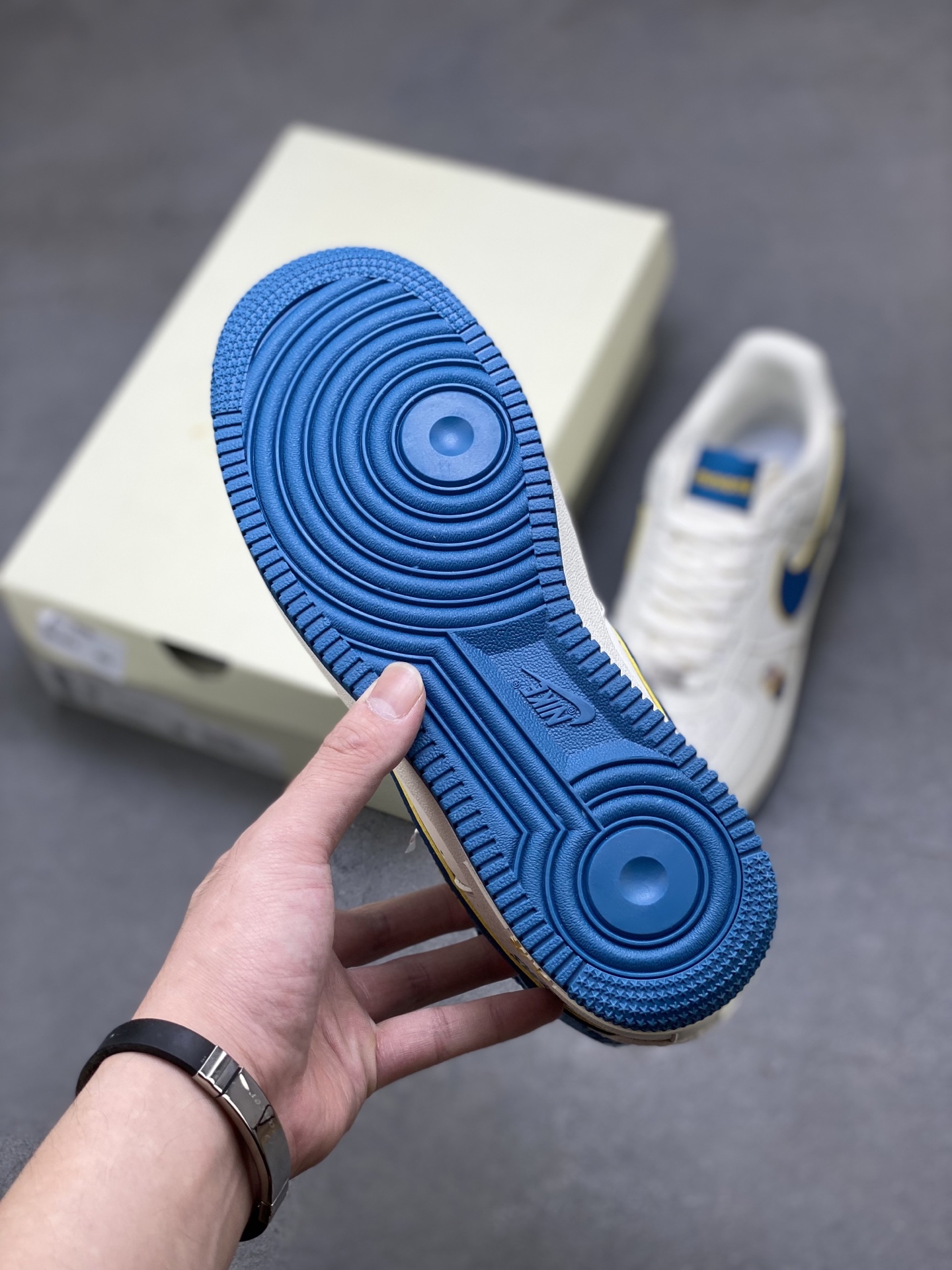 Nike Air Force 1 '07 Low Minions Limited Edition Sneakers 7 i1752595466972 6552 0 5