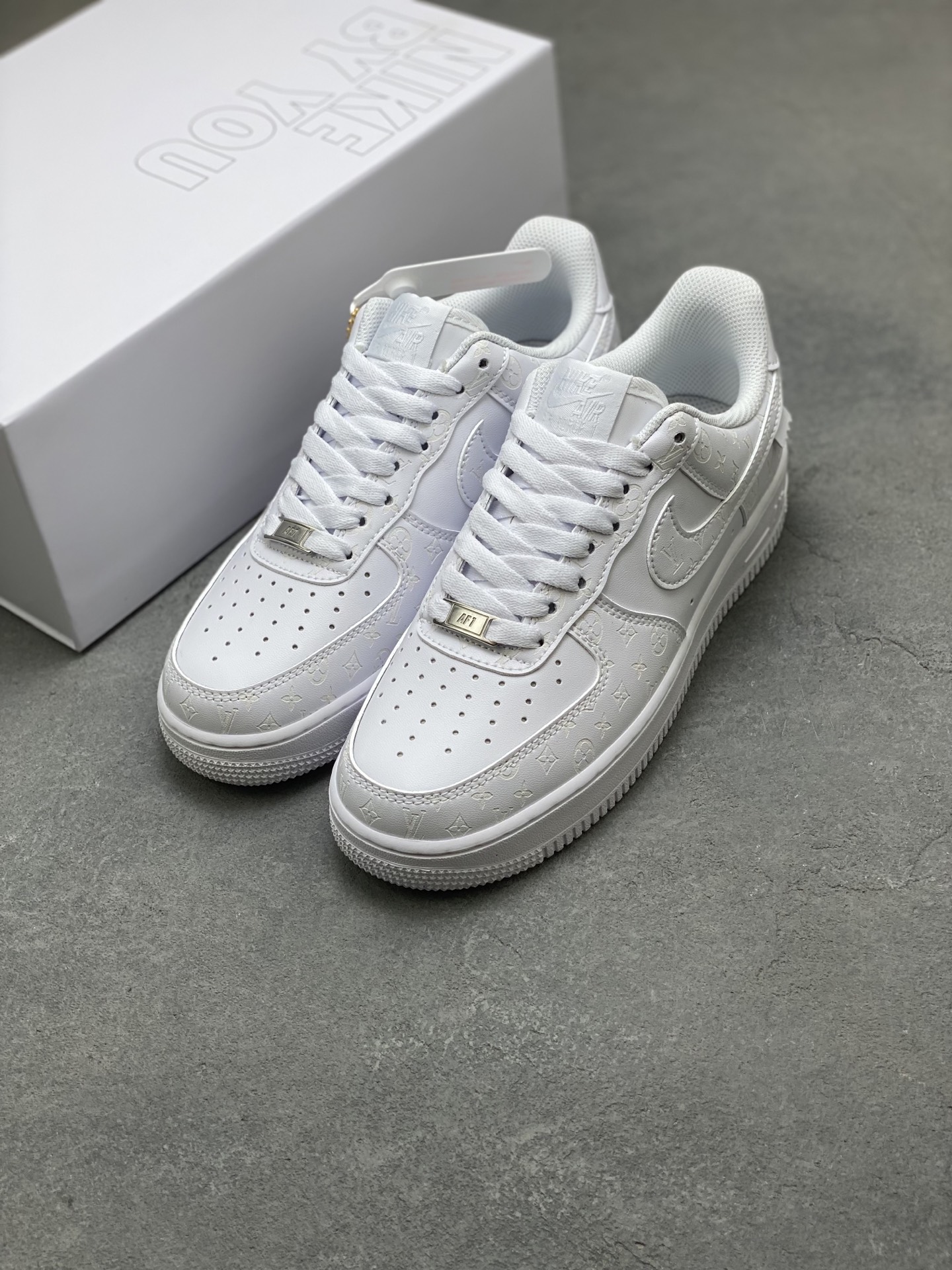 Nike Air Force 1 '07 Low White Leather Sneakers with Gold Accessories 9 i1752945576719 750 0 7