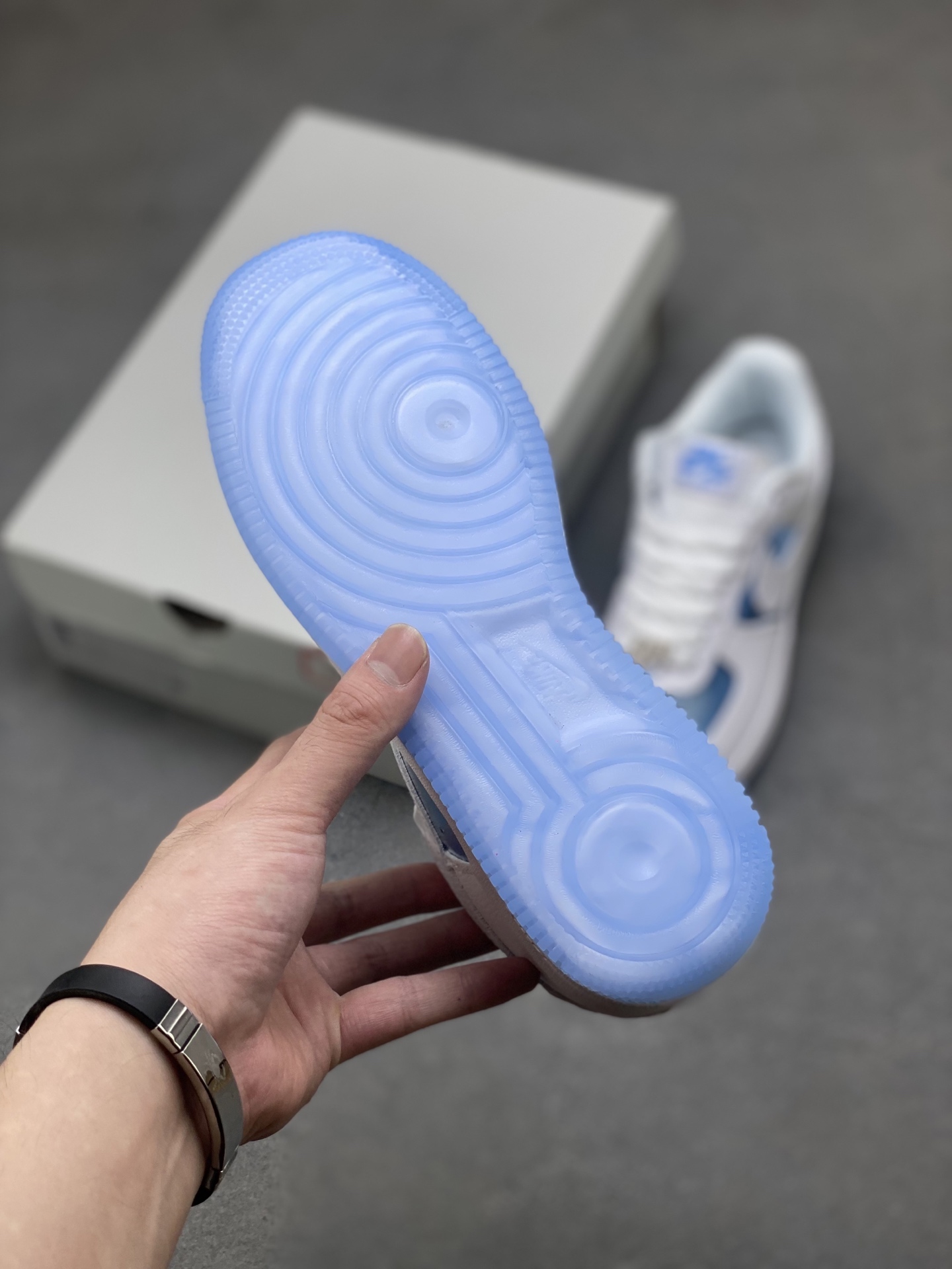 💰150
海外限量发售！公司级NIke Air Force 1 '07 Low 空军一号低帮 运动鞋 休闲鞋 折边针车 工艺难度大 原楦头原纸板 原装鞋盒 定制五金配件 内置全掌气垫 原厂鞋底 
货号:LB5724-100
Size：36 36.5 37.5 38 38.5 39 40 40.5 41 42 42.5 43 44 44.5 45