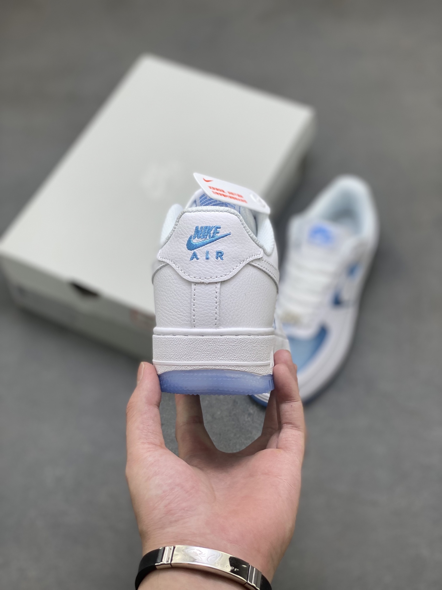 💰150
海外限量发售！公司级NIke Air Force 1 '07 Low 空军一号低帮 运动鞋 休闲鞋 折边针车 工艺难度大 原楦头原纸板 原装鞋盒 定制五金配件 内置全掌气垫 原厂鞋底 
货号:LB5724-100
Size：36 36.5 37.5 38 38.5 39 40 40.5 41 42 42.5 43 44 44.5 45