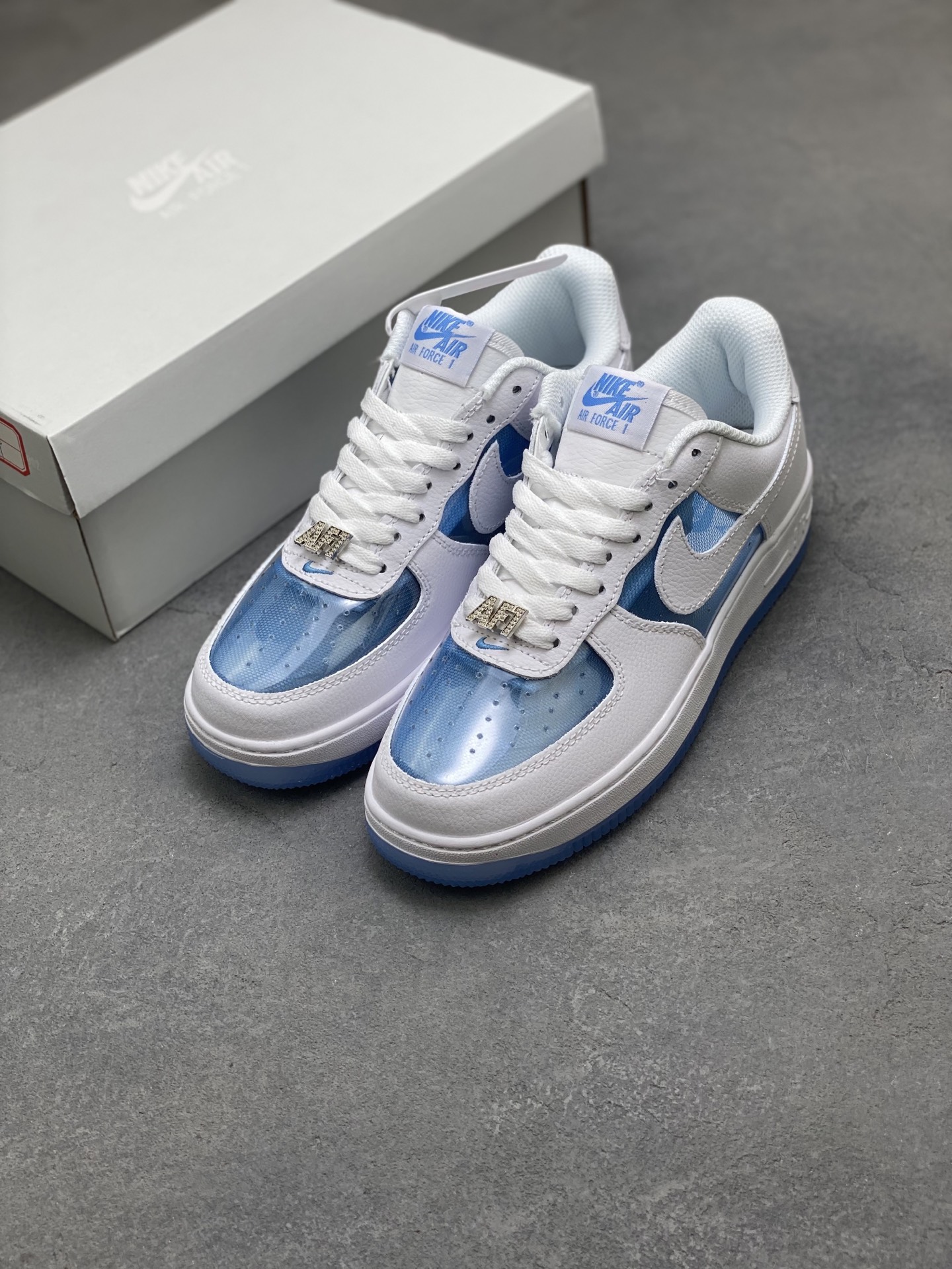 💰150
海外限量发售！公司级NIke Air Force 1 '07 Low 空军一号低帮 运动鞋 休闲鞋 折边针车 工艺难度大 原楦头原纸板 原装鞋盒 定制五金配件 内置全掌气垫 原厂鞋底 
货号:LB5724-100
Size：36 36.5 37.5 38 38.5 39 40 40.5 41 42 42.5 43 44 44.5 45