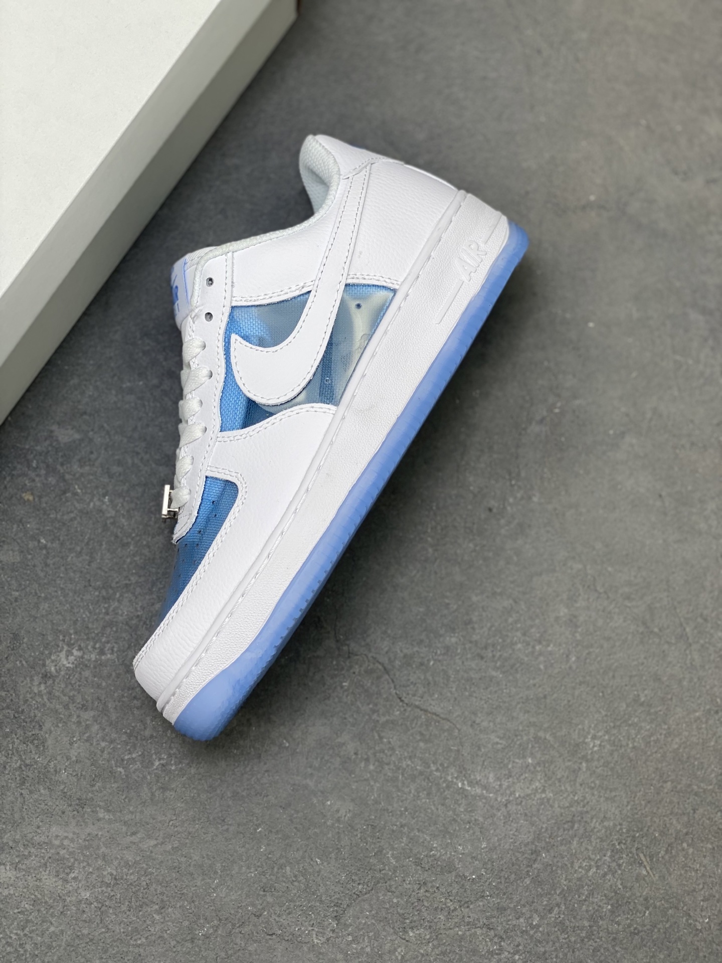 💰150
海外限量发售！公司级NIke Air Force 1 '07 Low 空军一号低帮 运动鞋 休闲鞋 折边针车 工艺难度大 原楦头原纸板 原装鞋盒 定制五金配件 内置全掌气垫 原厂鞋底 
货号:LB5724-100
Size：36 36.5 37.5 38 38.5 39 40 40.5 41 42 42.5 43 44 44.5 45