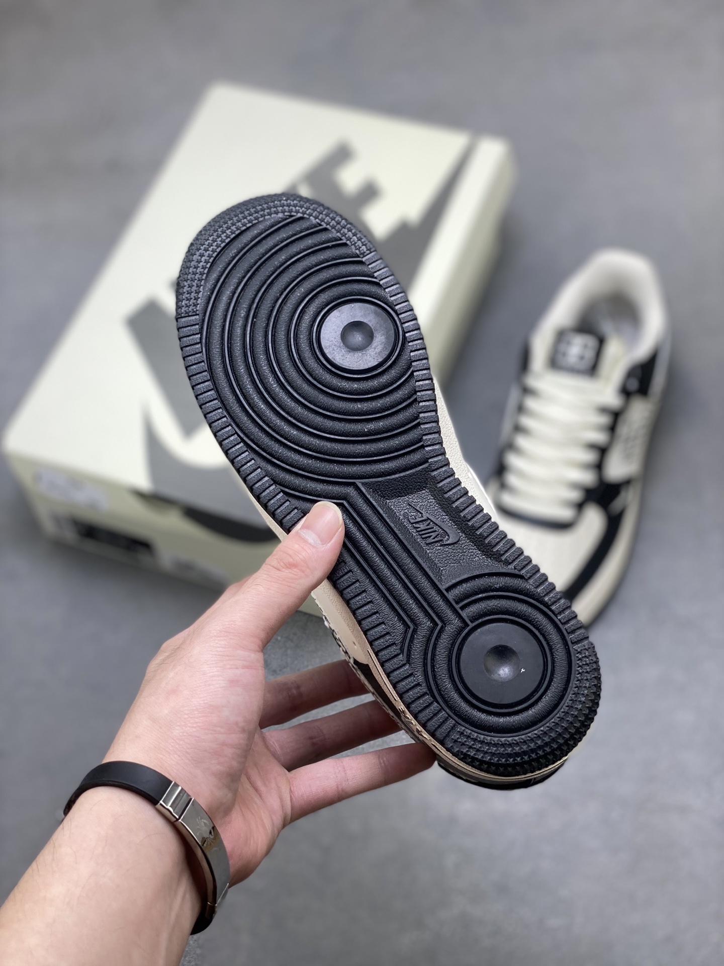 Nike Air Force 1 '07 Low Black and White Designer Sneakers 7 i1754505290242 521 0 5