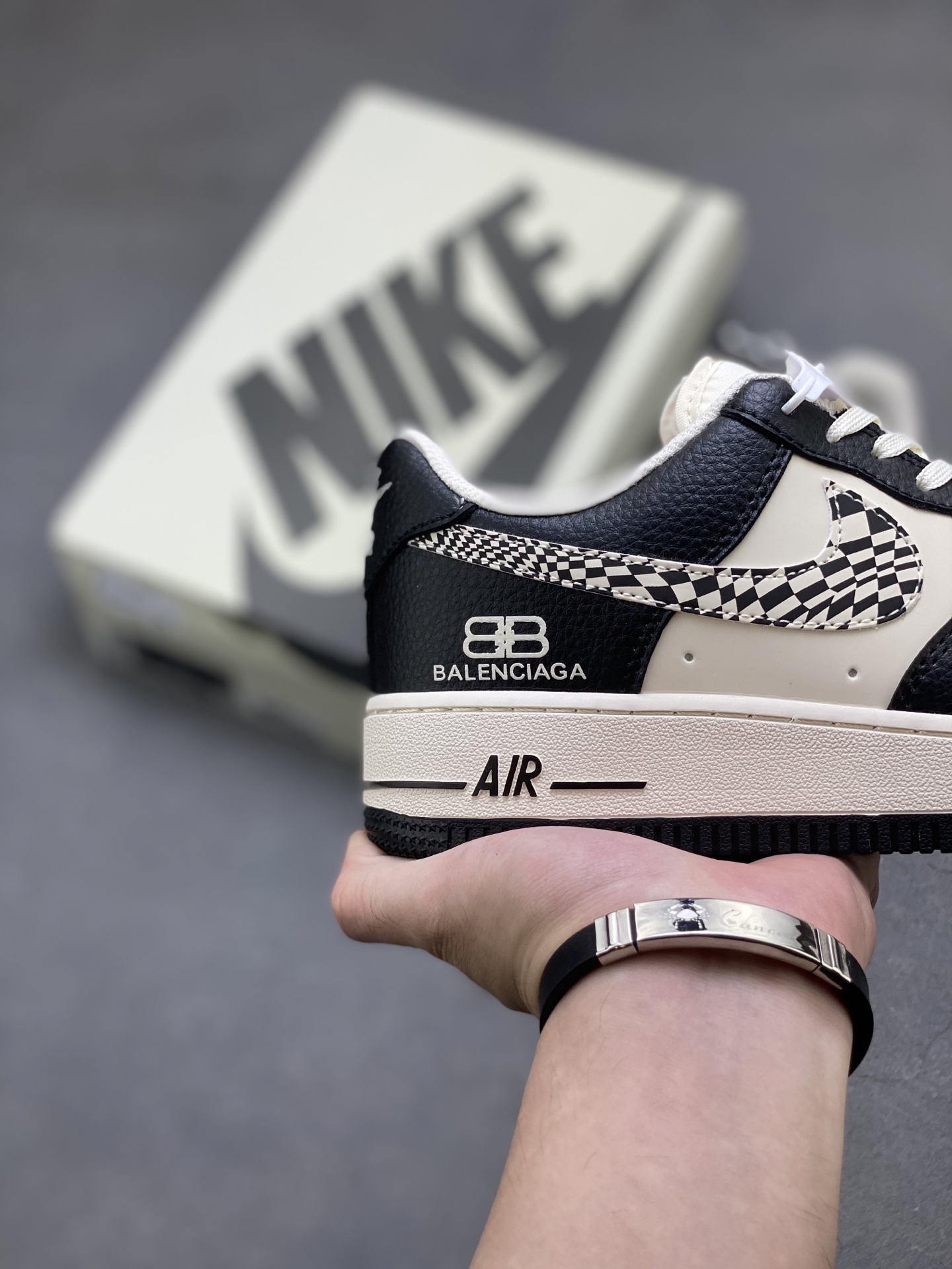 Nike Air Force 1 '07 Low Black and White Designer Sneakers 6 i1754505295291 1691 0 4