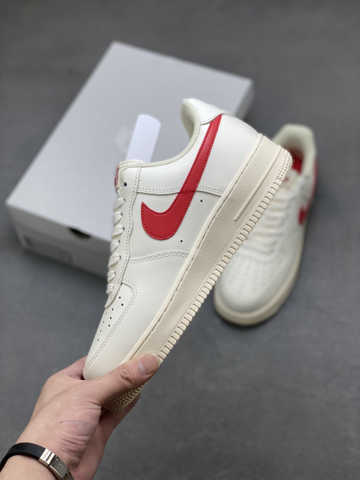 Nike Air Force 1 '07 Low Sneakers - Cream/Red, Full-Length Air Cushion 4 i1754942403508 3845 0 2