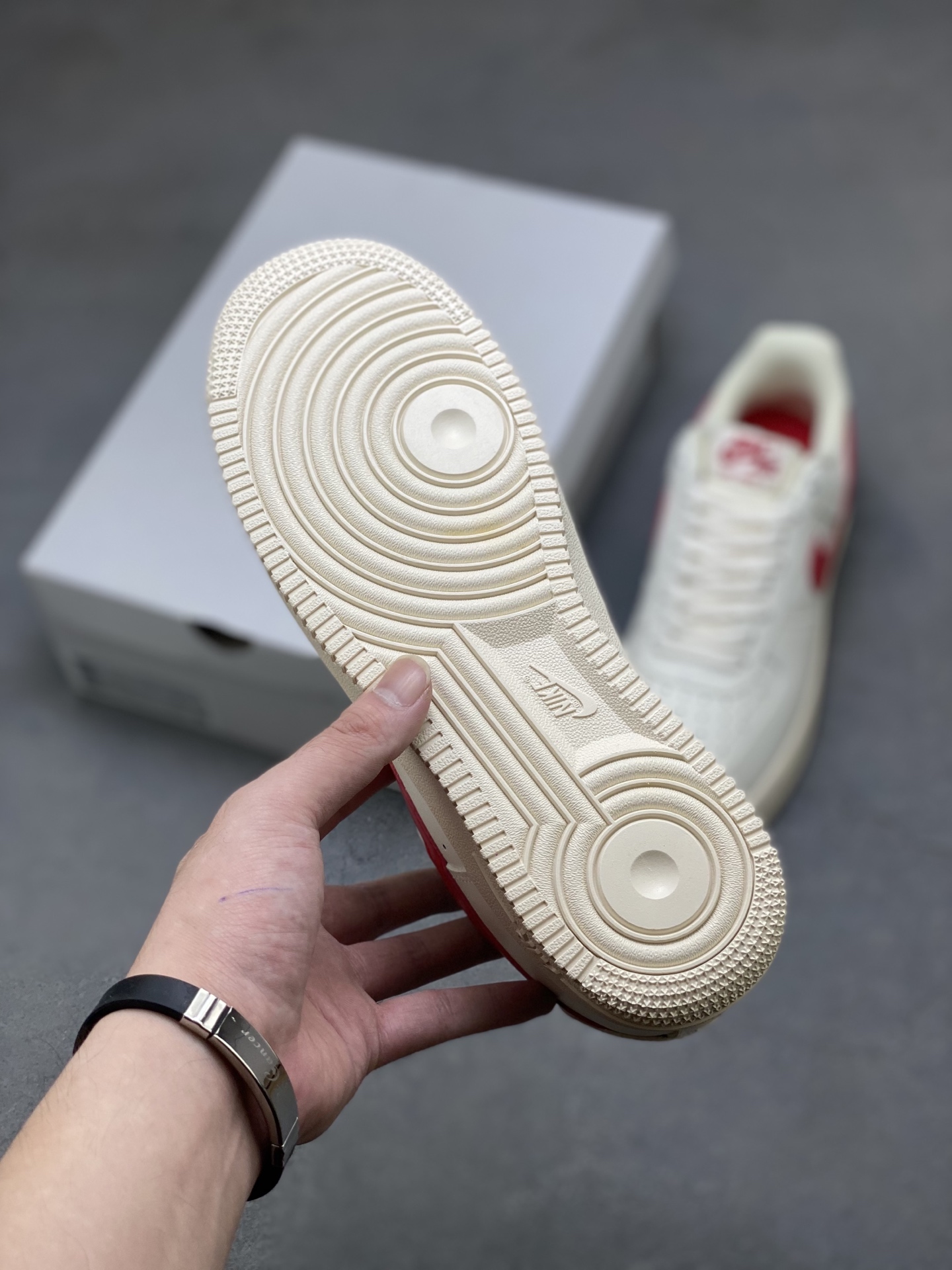 Nike Air Force 1 '07 Low Sneakers - Cream/Red, Full-Length Air Cushion 7 i1754942403530 1824 0 5