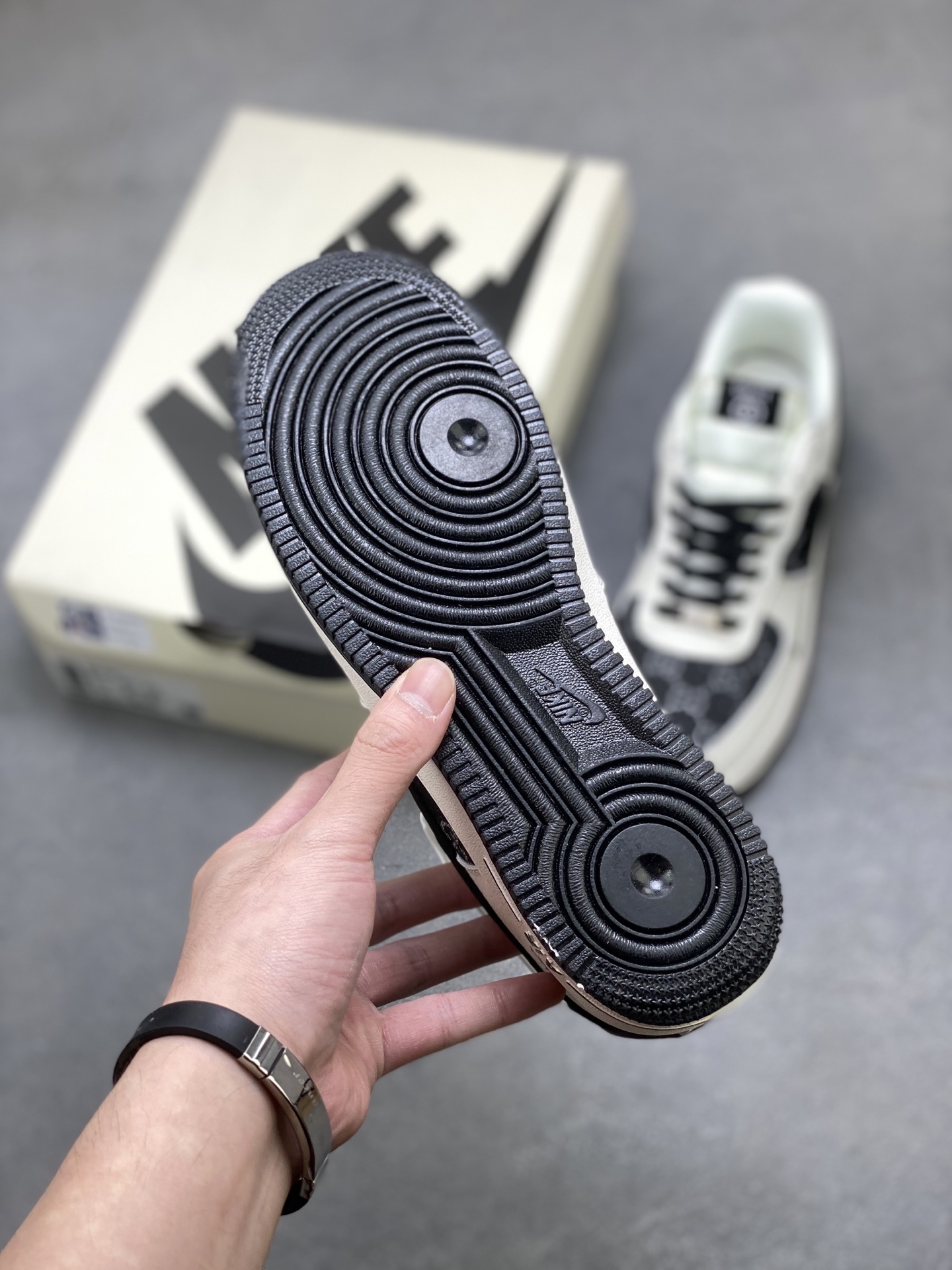 Nike Air Force 1 '07 Low Black and White Designer Sneakers for Men and Women 7 i1756486839685 8505 0 5