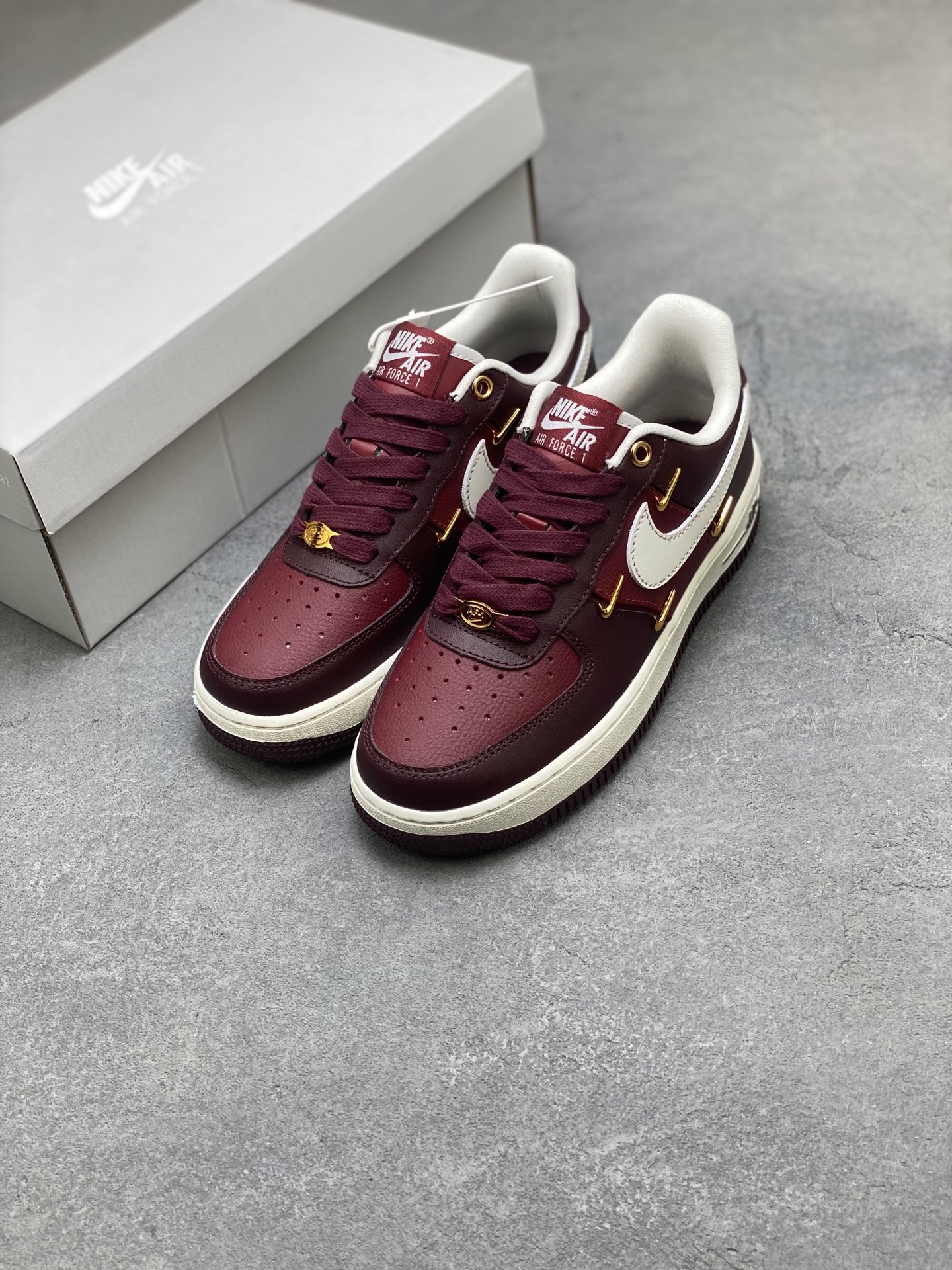 Nike Air Force 1 '07 Low Burgundy Sneakers with Gold Accents 9 i1757089187948 1149 0 7