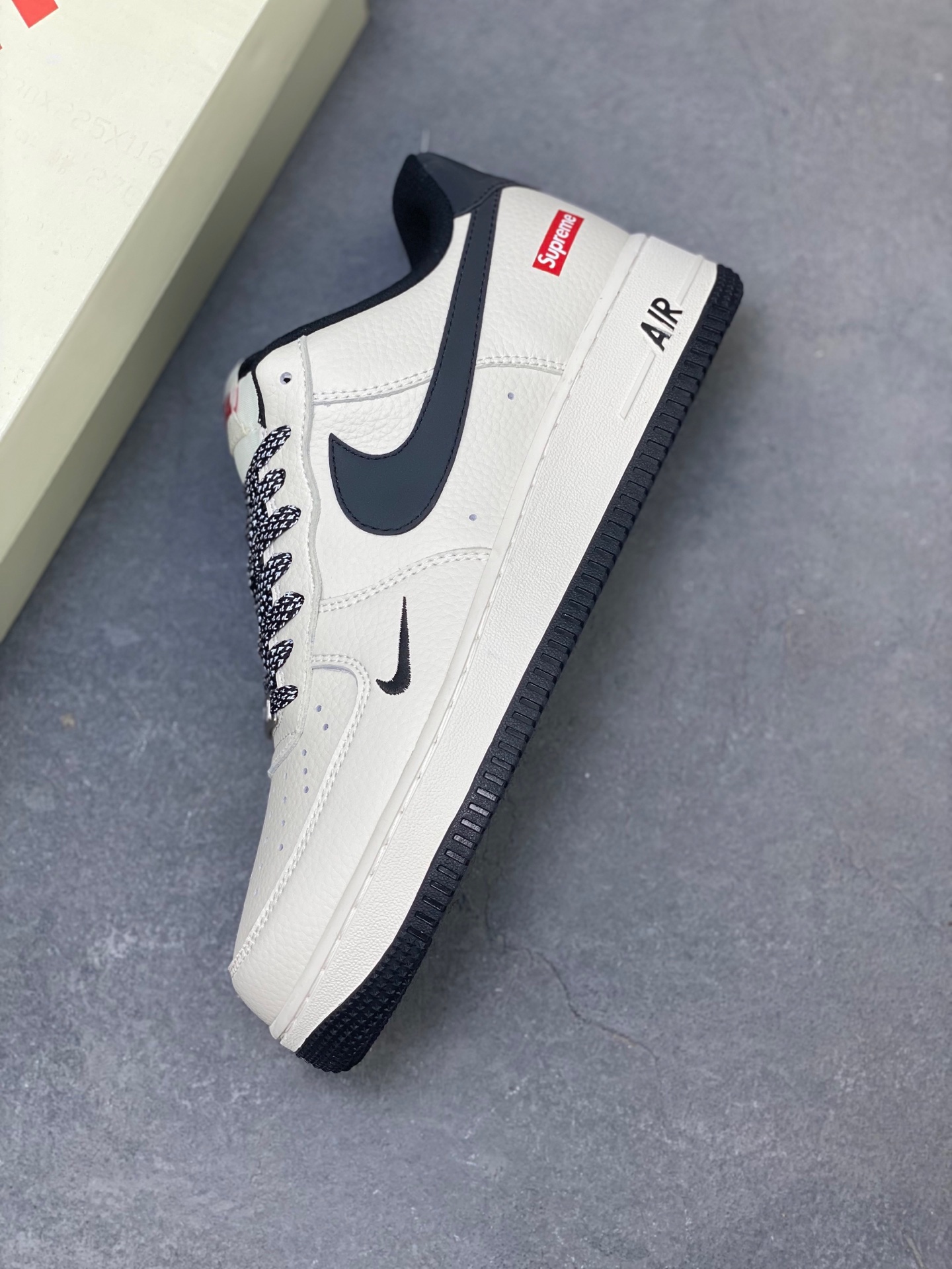 Nike X Supreme Air Force 1 '07 Low Sneakers - Limited Edition 7 i1757780333973 2884