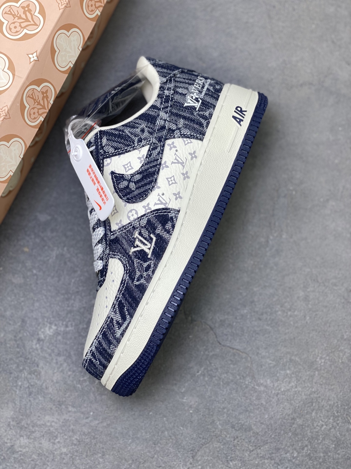 💰350
海外限量发售！NIke Air Force 1 '07 Lo 空军一号低帮 运动鞋 休闲鞋 折边针车 工艺难度大 原楦头原纸板 原装鞋盒 定制金配件 内置全掌气垫 原厂鞋底 
货号:YF9511-812
ize：36 36.5 37.5 38 38.5 39 40 40.5 41 42 42.5 43 44 44.5 45