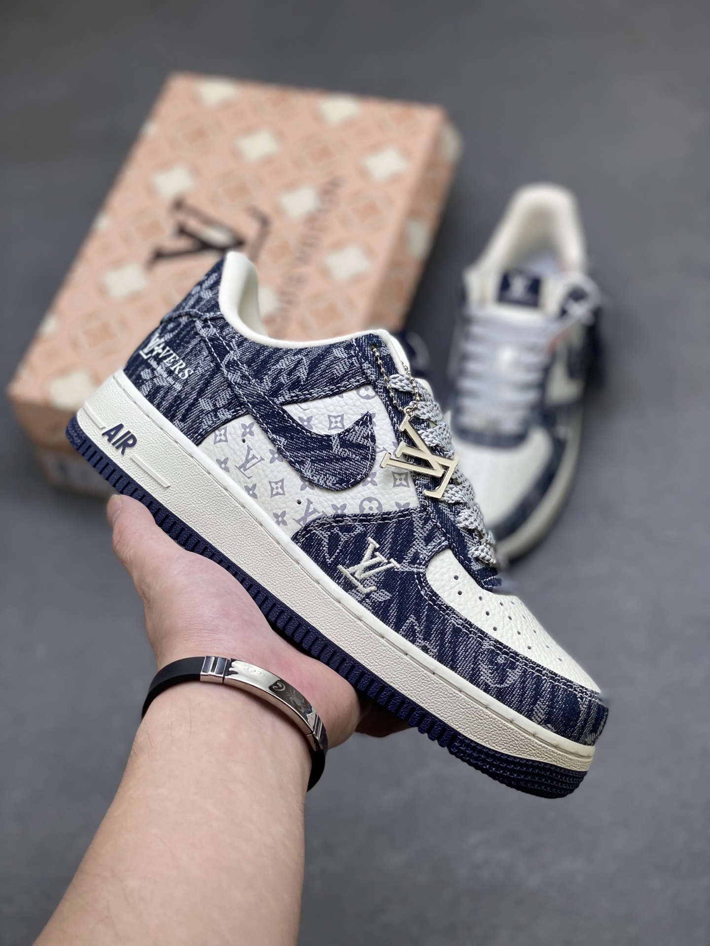 💰350
海外限量发售！NIke Air Force 1 '07 Lo 空军一号低帮 运动鞋 休闲鞋 折边针车 工艺难度大 原楦头原纸板 原装鞋盒 定制金配件 内置全掌气垫 原厂鞋底 
货号:YF9511-812
ize：36 36.5 37.5 38 38.5 39 40 40.5 41 42 42.5 43 44 44.5 45
