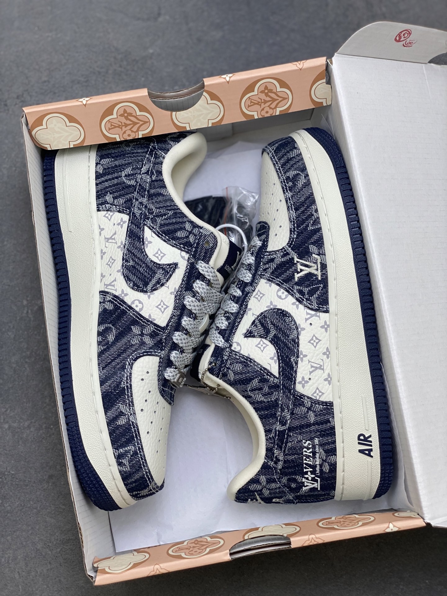 💰350
海外限量发售！NIke Air Force 1 '07 Lo 空军一号低帮 运动鞋 休闲鞋 折边针车 工艺难度大 原楦头原纸板 原装鞋盒 定制金配件 内置全掌气垫 原厂鞋底 
货号:YF9511-812
ize：36 36.5 37.5 38 38.5 39 40 40.5 41 42 42.5 43 44 44.5 45