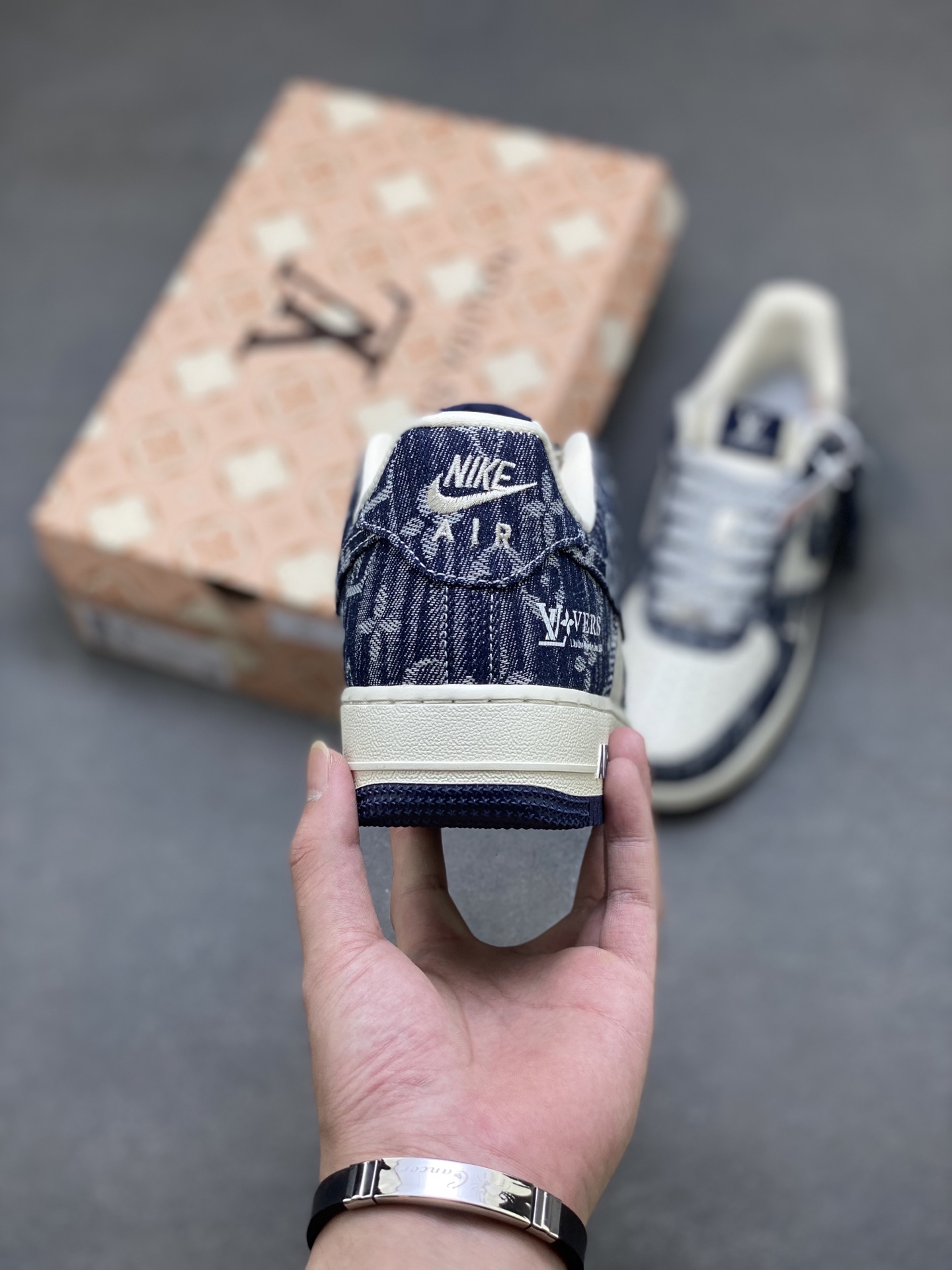 💰350
海外限量发售！NIke Air Force 1 '07 Lo 空军一号低帮 运动鞋 休闲鞋 折边针车 工艺难度大 原楦头原纸板 原装鞋盒 定制金配件 内置全掌气垫 原厂鞋底 
货号:YF9511-812
ize：36 36.5 37.5 38 38.5 39 40 40.5 41 42 42.5 43 44 44.5 45