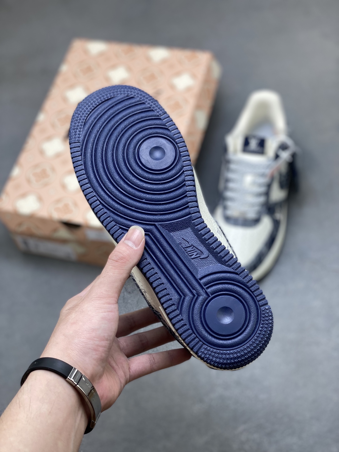 💰350
海外限量发售！NIke Air Force 1 '07 Lo 空军一号低帮 运动鞋 休闲鞋 折边针车 工艺难度大 原楦头原纸板 原装鞋盒 定制金配件 内置全掌气垫 原厂鞋底 
货号:YF9511-812
ize：36 36.5 37.5 38 38.5 39 40 40.5 41 42 42.5 43 44 44.5 45