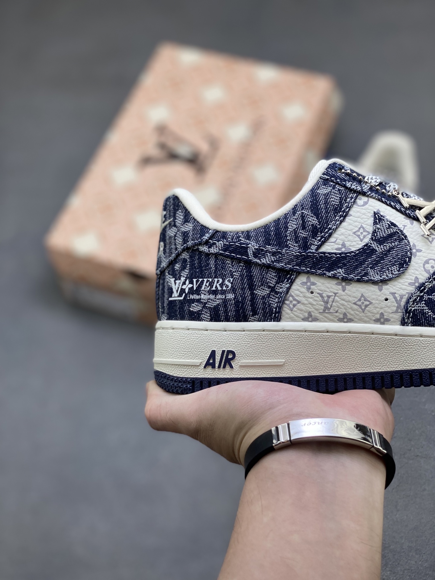 💰350
海外限量发售！NIke Air Force 1 '07 Lo 空军一号低帮 运动鞋 休闲鞋 折边针车 工艺难度大 原楦头原纸板 原装鞋盒 定制金配件 内置全掌气垫 原厂鞋底 
货号:YF9511-812
ize：36 36.5 37.5 38 38.5 39 40 40.5 41 42 42.5 43 44 44.5 45
