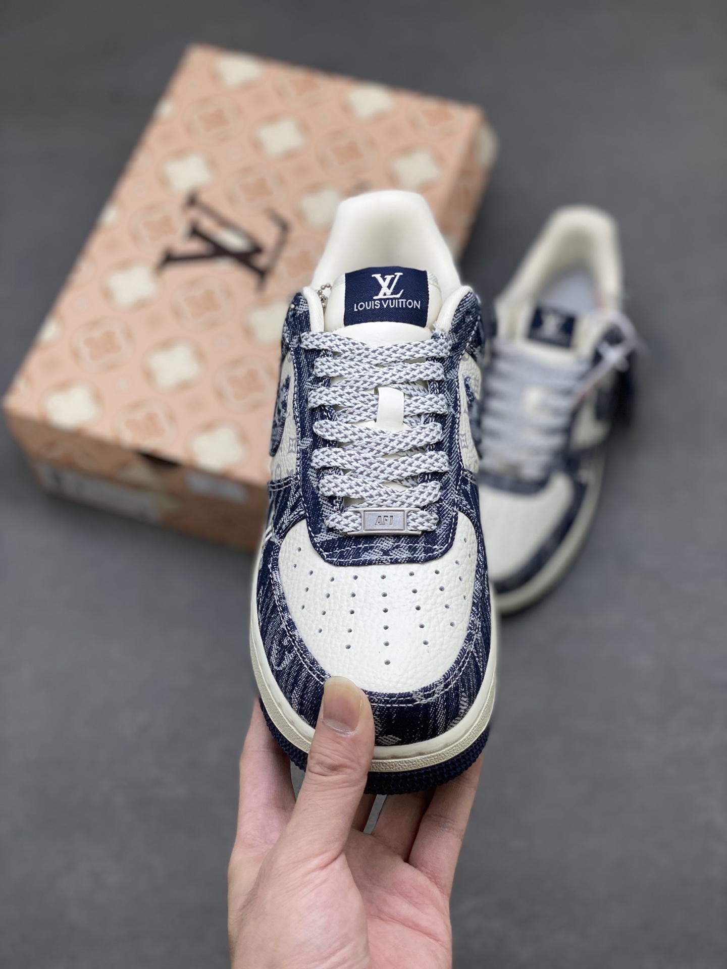 💰350
海外限量发售！NIke Air Force 1 '07 Lo 空军一号低帮 运动鞋 休闲鞋 折边针车 工艺难度大 原楦头原纸板 原装鞋盒 定制金配件 内置全掌气垫 原厂鞋底 
货号:YF9511-812
ize：36 36.5 37.5 38 38.5 39 40 40.5 41 42 42.5 43 44 44.5 45