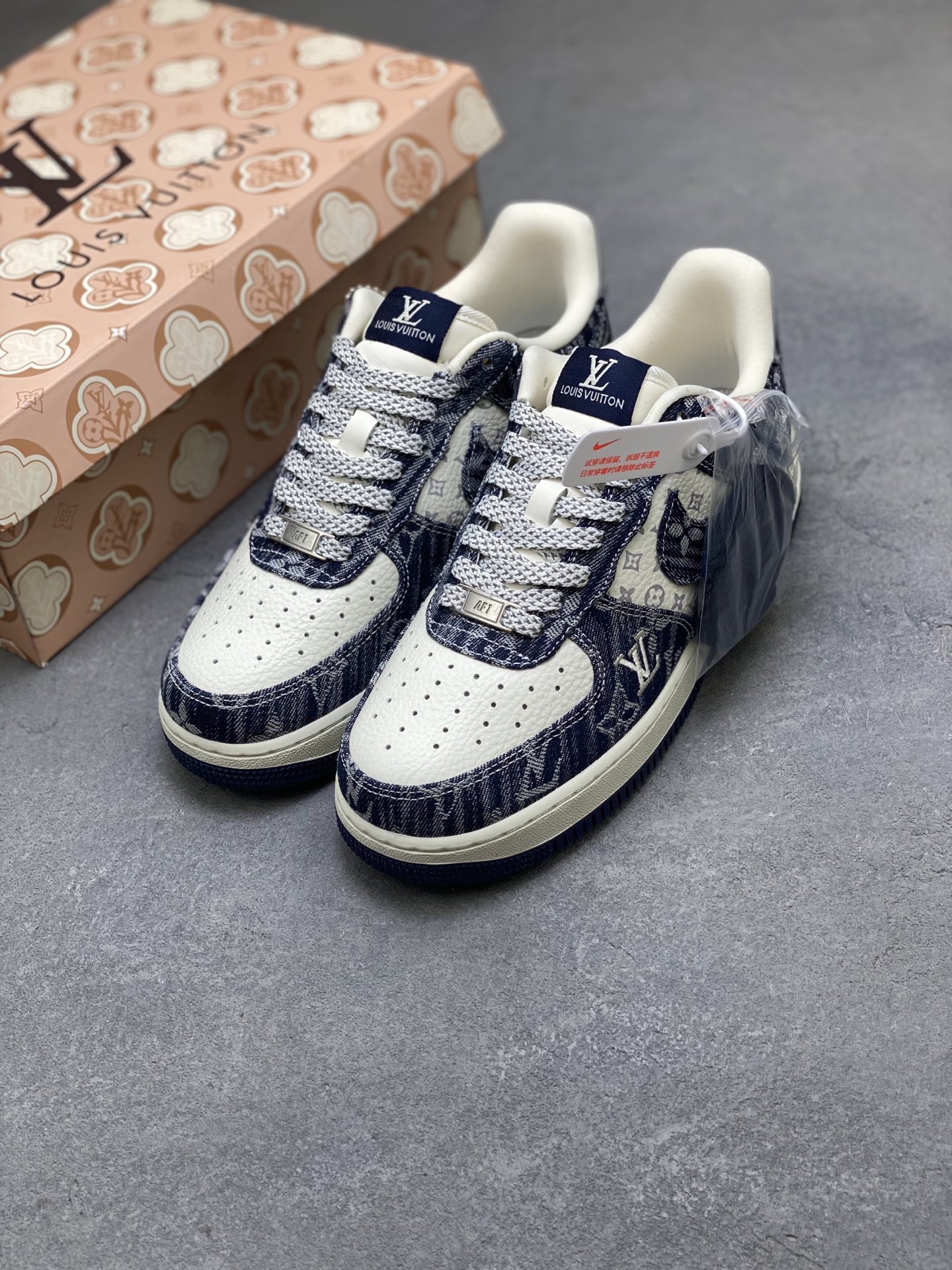 💰350
海外限量发售！NIke Air Force 1 '07 Lo 空军一号低帮 运动鞋 休闲鞋 折边针车 工艺难度大 原楦头原纸板 原装鞋盒 定制金配件 内置全掌气垫 原厂鞋底 
货号:YF9511-812
ize：36 36.5 37.5 38 38.5 39 40 40.5 41 42 42.5 43 44 44.5 45