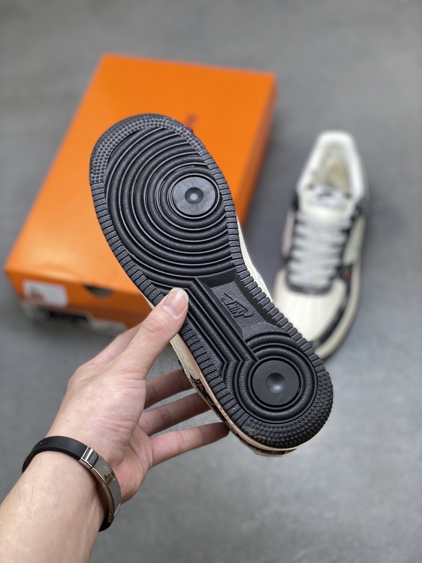 💰350
海外限量发售！NIke Air Force 1 '07 Lo 空军一号低帮 运动鞋 休闲鞋 折边针车 工艺难度大 原楦头原纸板 原装鞋盒 定制金配件 内置全掌气垫 原厂鞋底 
货号:Z9588-815
ize：36 36.5 37.5 38 38.5 39 40 40.5 41 42 42.5 43 44 44.5 45