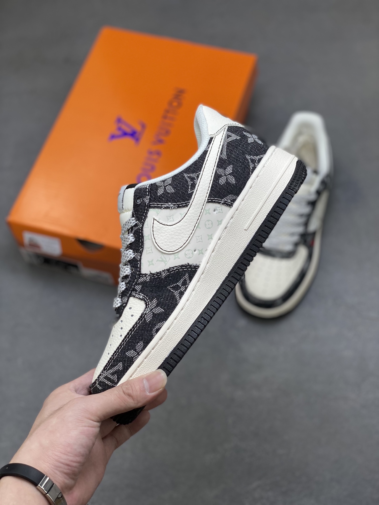 💰350
海外限量发售！NIke Air Force 1 '07 Lo 空军一号低帮 运动鞋 休闲鞋 折边针车 工艺难度大 原楦头原纸板 原装鞋盒 定制金配件 内置全掌气垫 原厂鞋底 
货号:Z9588-815
ize：36 36.5 37.5 38 38.5 39 40 40.5 41 42 42.5 43 44 44.5 45