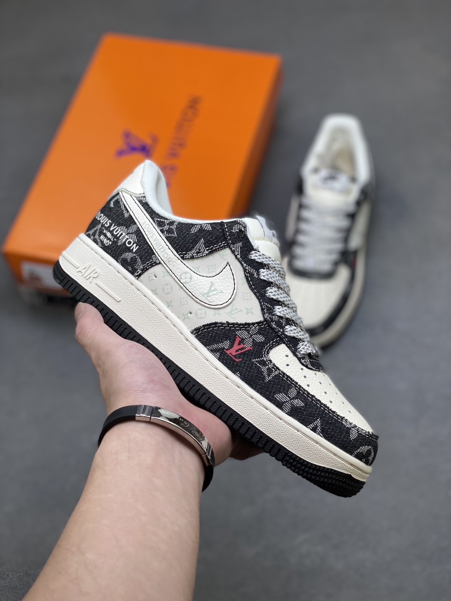 💰350
海外限量发售！NIke Air Force 1 '07 Lo 空军一号低帮 运动鞋 休闲鞋 折边针车 工艺难度大 原楦头原纸板 原装鞋盒 定制金配件 内置全掌气垫 原厂鞋底 
货号:Z9588-815
ize：36 36.5 37.5 38 38.5 39 40 40.5 41 42 42.5 43 44 44.5 45