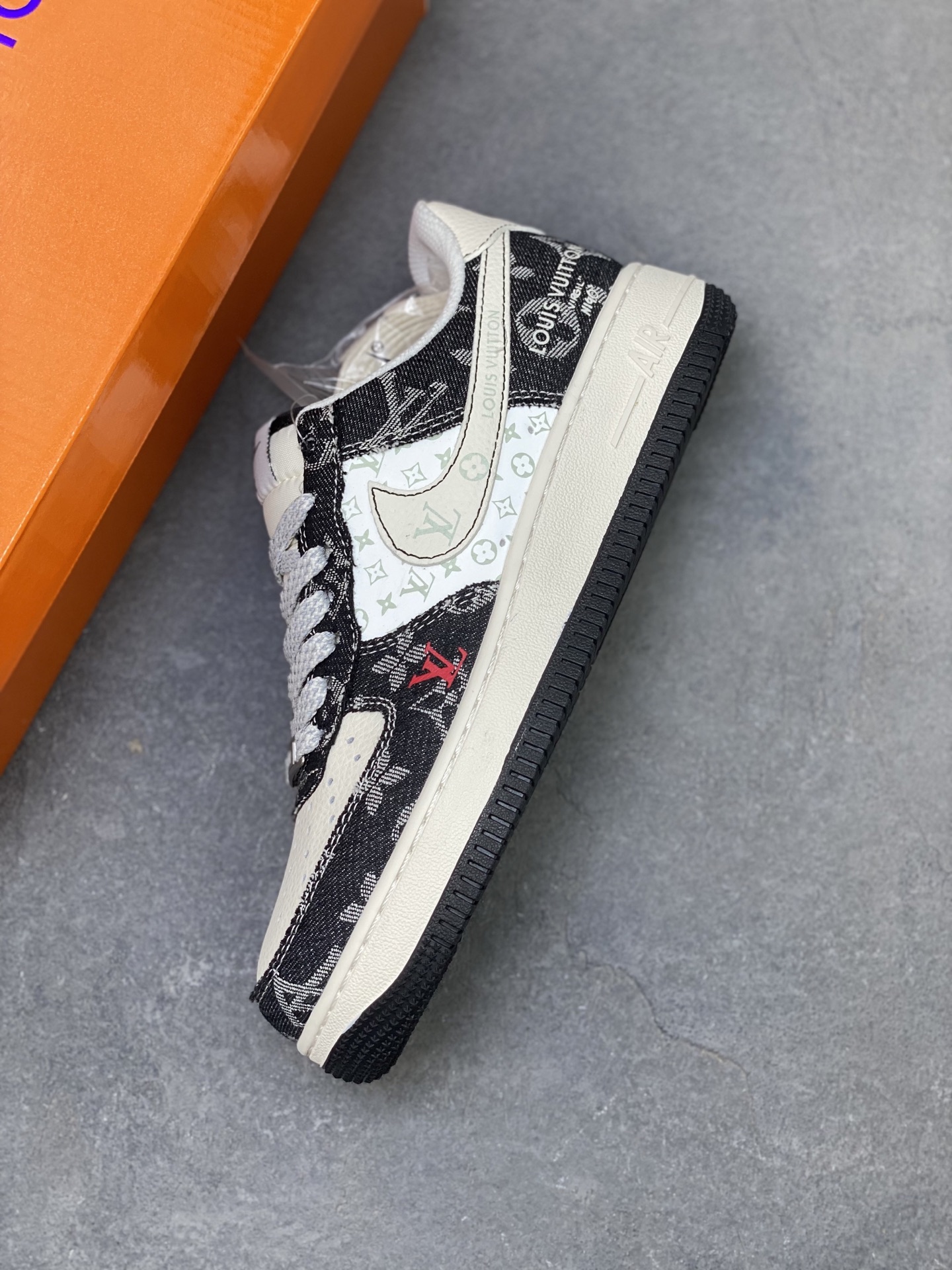 💰350
海外限量发售！NIke Air Force 1 '07 Lo 空军一号低帮 运动鞋 休闲鞋 折边针车 工艺难度大 原楦头原纸板 原装鞋盒 定制金配件 内置全掌气垫 原厂鞋底 
货号:Z9588-815
ize：36 36.5 37.5 38 38.5 39 40 40.5 41 42 42.5 43 44 44.5 45