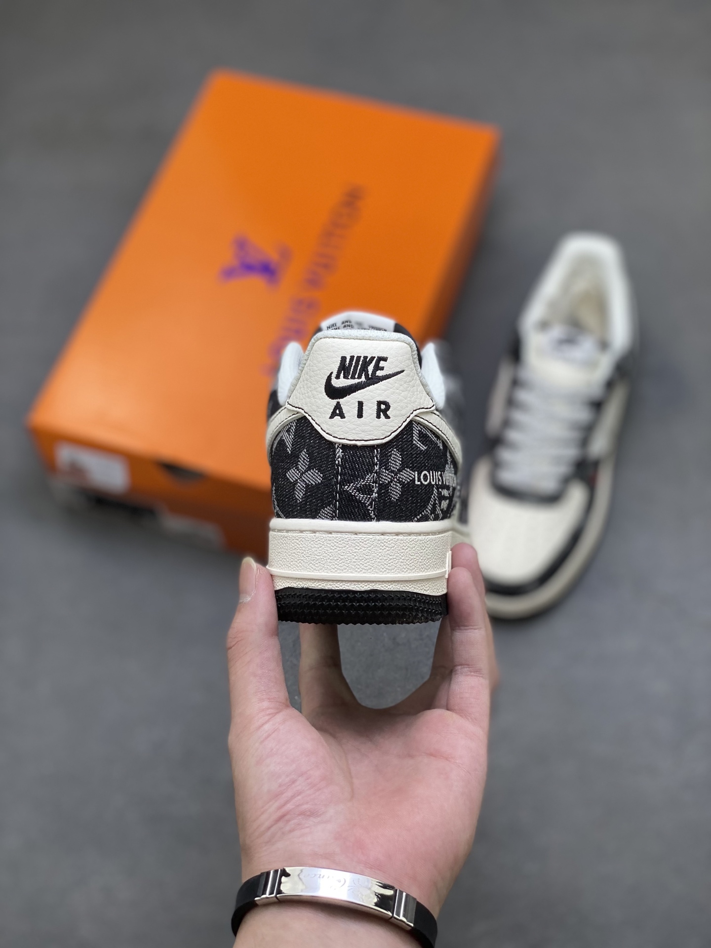 💰350
海外限量发售！NIke Air Force 1 '07 Lo 空军一号低帮 运动鞋 休闲鞋 折边针车 工艺难度大 原楦头原纸板 原装鞋盒 定制金配件 内置全掌气垫 原厂鞋底 
货号:Z9588-815
ize：36 36.5 37.5 38 38.5 39 40 40.5 41 42 42.5 43 44 44.5 45
