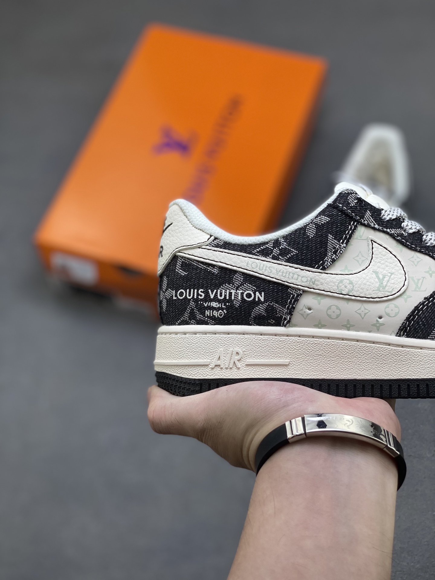 💰350
海外限量发售！NIke Air Force 1 '07 Lo 空军一号低帮 运动鞋 休闲鞋 折边针车 工艺难度大 原楦头原纸板 原装鞋盒 定制金配件 内置全掌气垫 原厂鞋底 
货号:Z9588-815
ize：36 36.5 37.5 38 38.5 39 40 40.5 41 42 42.5 43 44 44.5 45