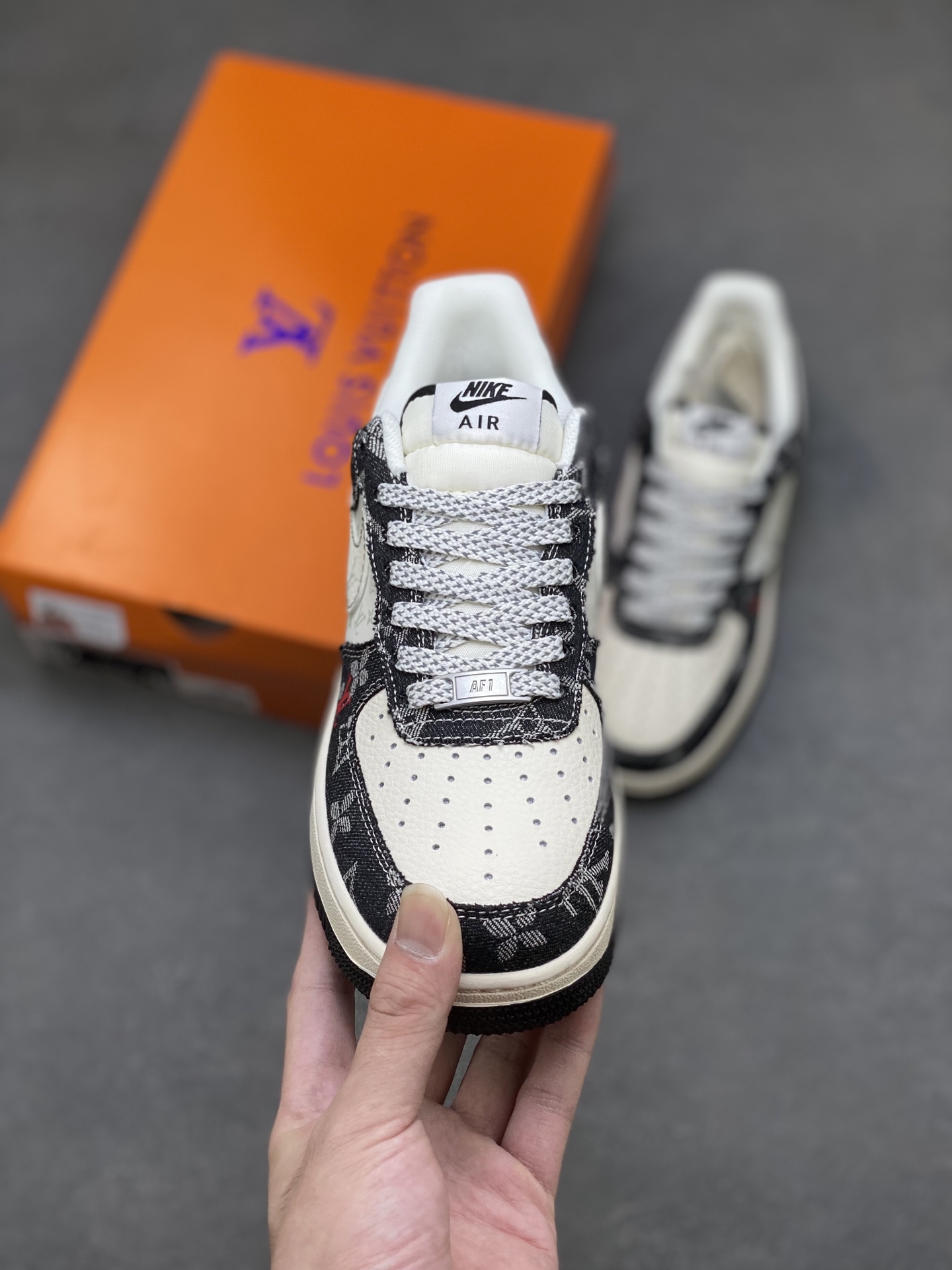 💰350
海外限量发售！NIke Air Force 1 '07 Lo 空军一号低帮 运动鞋 休闲鞋 折边针车 工艺难度大 原楦头原纸板 原装鞋盒 定制金配件 内置全掌气垫 原厂鞋底 
货号:Z9588-815
ize：36 36.5 37.5 38 38.5 39 40 40.5 41 42 42.5 43 44 44.5 45