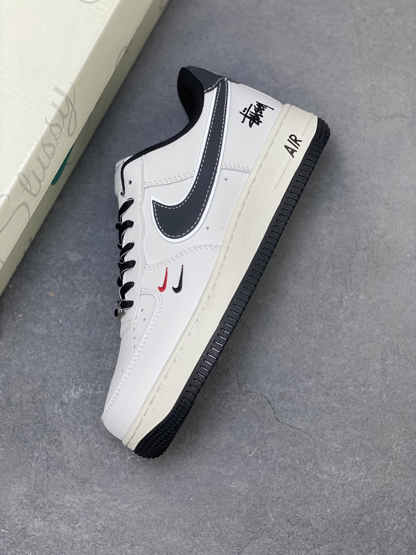 💰350
海外限量发售！NIke Air Force 1 '07 Lo 空军一号低帮 运动鞋 休闲鞋 折边针车 工艺难度大 原楦头原纸板 原装鞋盒 定制金配件 内置全掌气垫 原厂鞋底 
货号:C5288-037
ize：36 36.5 37.5 38 38.5 39 40 40.5 41 42 42.5 43 44 44.5 45