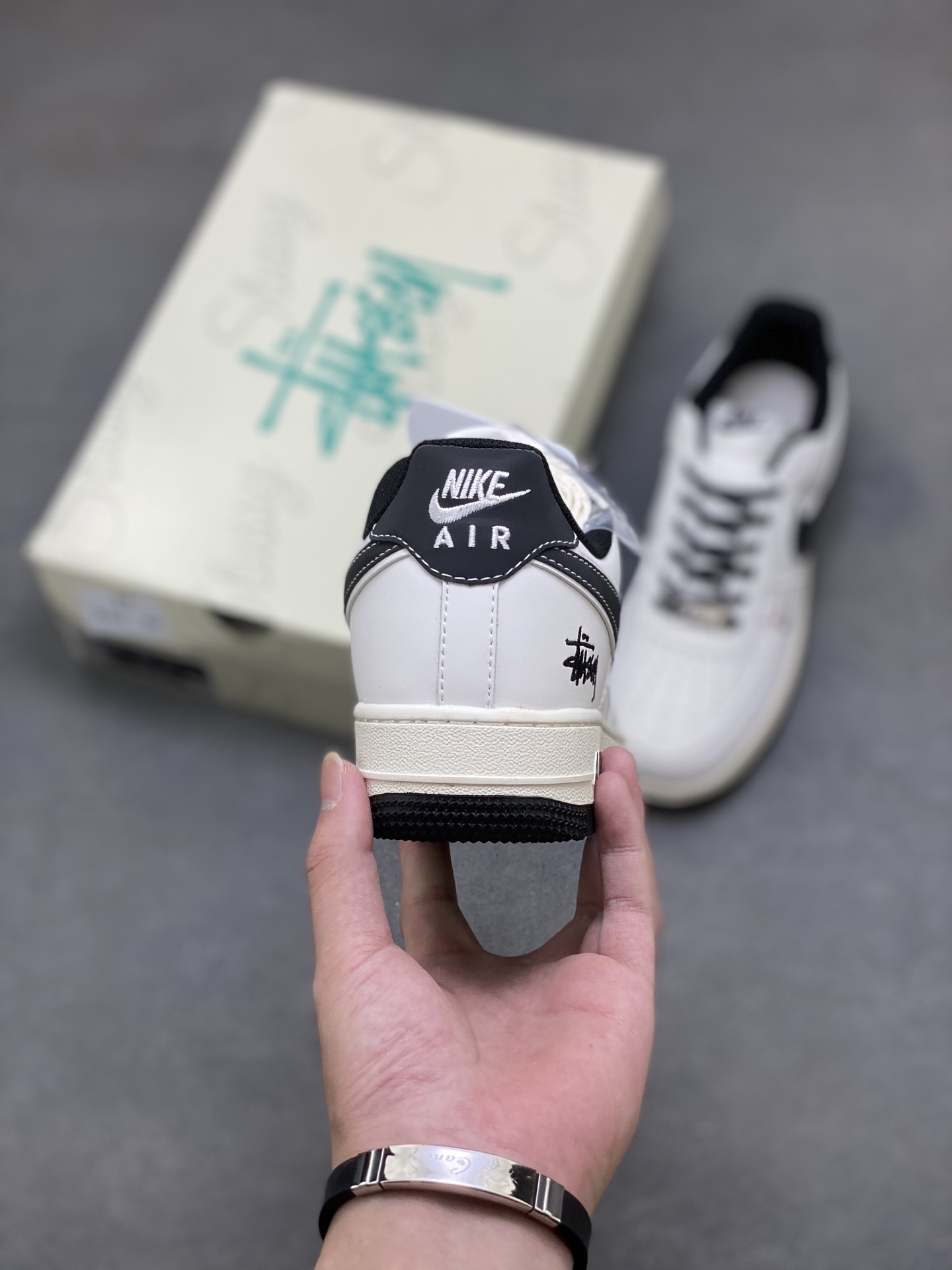 💰350
海外限量发售！NIke Air Force 1 '07 Lo 空军一号低帮 运动鞋 休闲鞋 折边针车 工艺难度大 原楦头原纸板 原装鞋盒 定制金配件 内置全掌气垫 原厂鞋底 
货号:C5288-037
ize：36 36.5 37.5 38 38.5 39 40 40.5 41 42 42.5 43 44 44.5 45