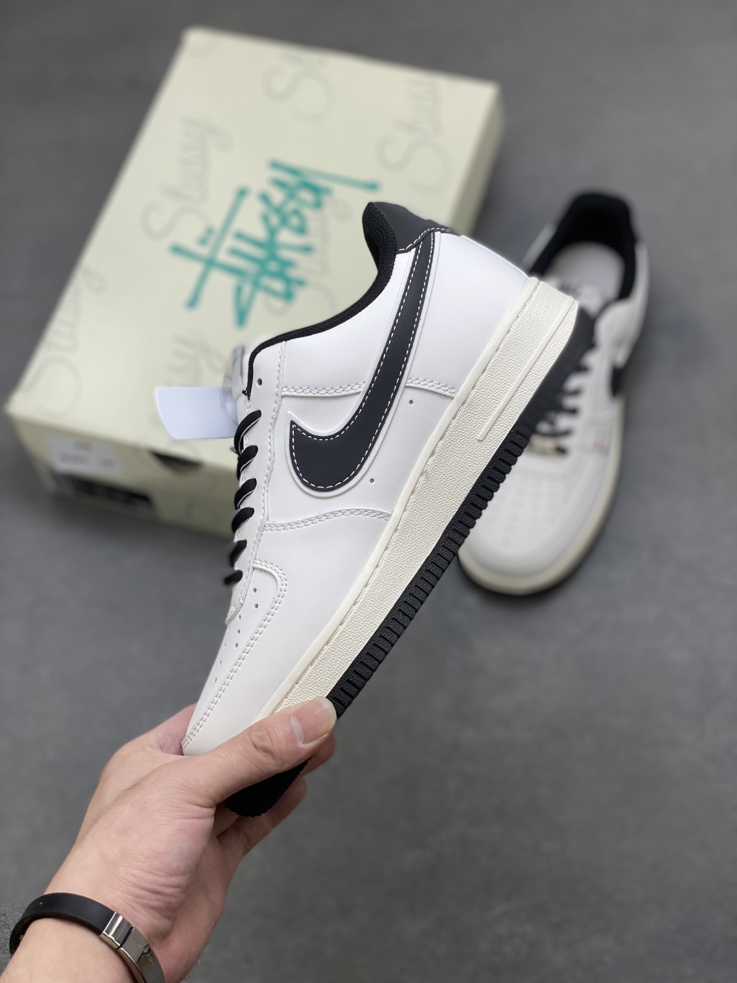 💰350
海外限量发售！NIke Air Force 1 '07 Lo 空军一号低帮 运动鞋 休闲鞋 折边针车 工艺难度大 原楦头原纸板 原装鞋盒 定制金配件 内置全掌气垫 原厂鞋底 
货号:C5288-037
ize：36 36.5 37.5 38 38.5 39 40 40.5 41 42 42.5 43 44 44.5 45