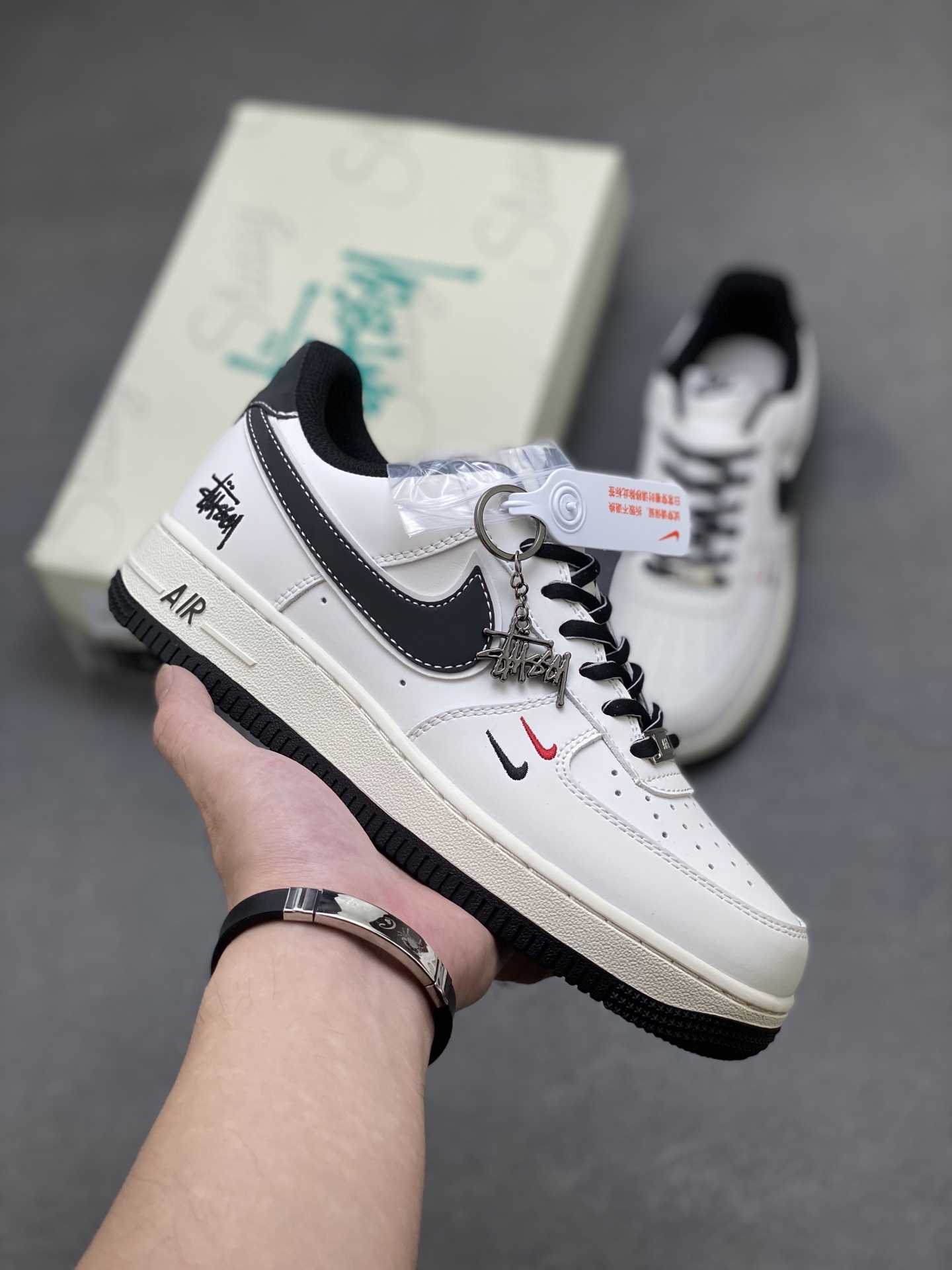 💰350
海外限量发售！NIke Air Force 1 '07 Lo 空军一号低帮 运动鞋 休闲鞋 折边针车 工艺难度大 原楦头原纸板 原装鞋盒 定制金配件 内置全掌气垫 原厂鞋底 
货号:C5288-037
ize：36 36.5 37.5 38 38.5 39 40 40.5 41 42 42.5 43 44 44.5 45