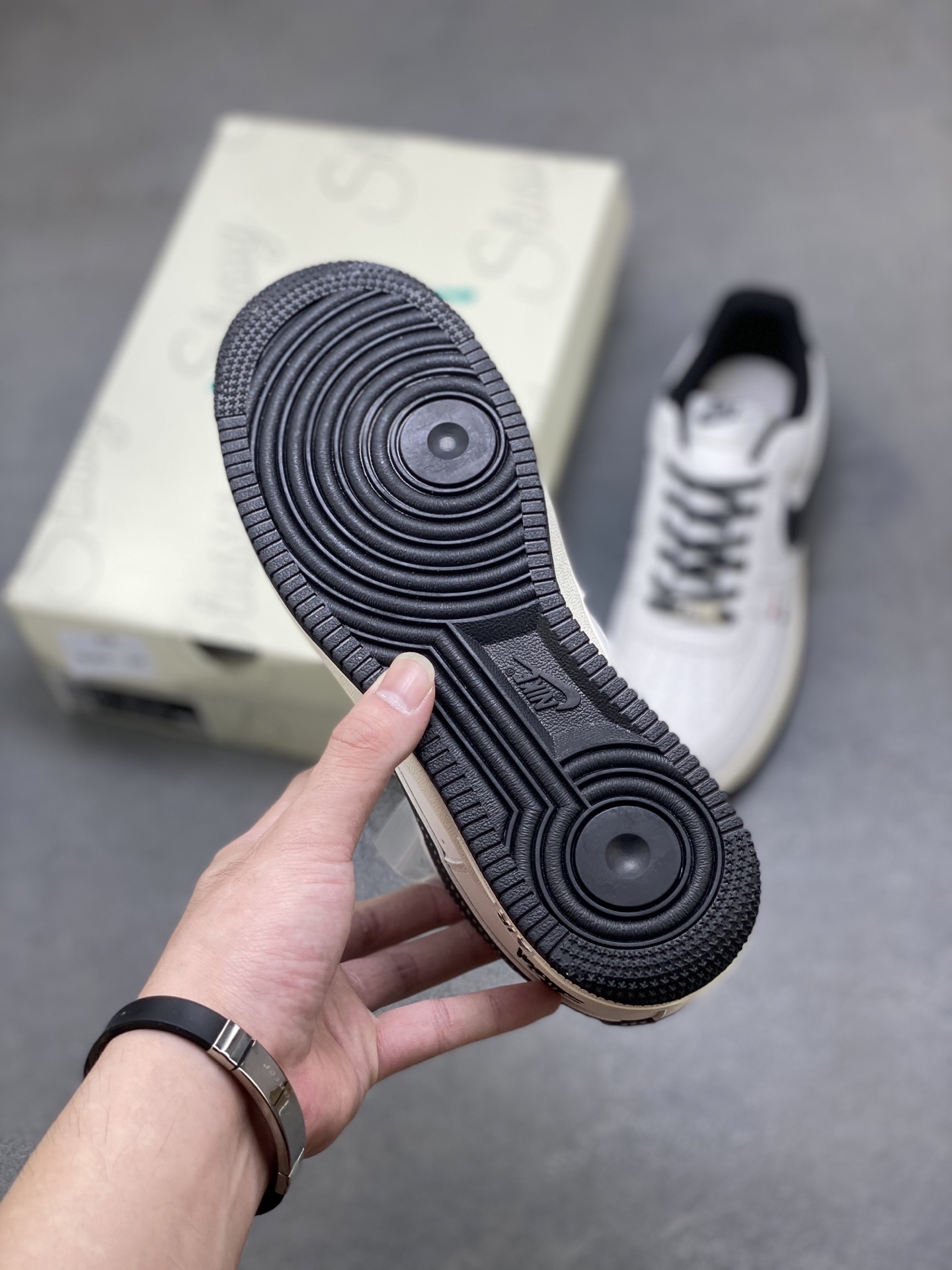 💰350
海外限量发售！NIke Air Force 1 '07 Lo 空军一号低帮 运动鞋 休闲鞋 折边针车 工艺难度大 原楦头原纸板 原装鞋盒 定制金配件 内置全掌气垫 原厂鞋底 
货号:C5288-037
ize：36 36.5 37.5 38 38.5 39 40 40.5 41 42 42.5 43 44 44.5 45