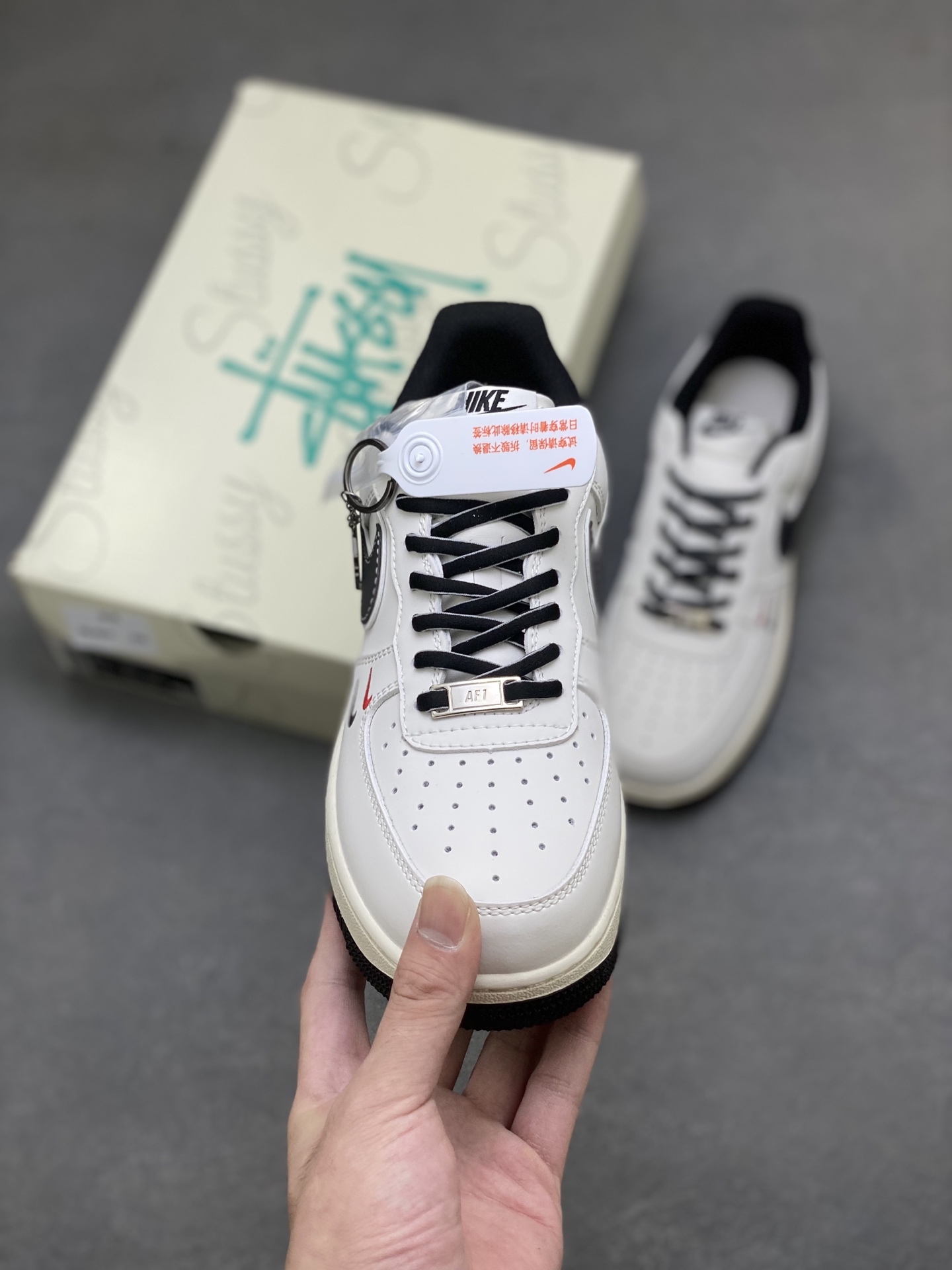 💰350
海外限量发售！NIke Air Force 1 '07 Lo 空军一号低帮 运动鞋 休闲鞋 折边针车 工艺难度大 原楦头原纸板 原装鞋盒 定制金配件 内置全掌气垫 原厂鞋底 
货号:C5288-037
ize：36 36.5 37.5 38 38.5 39 40 40.5 41 42 42.5 43 44 44.5 45
