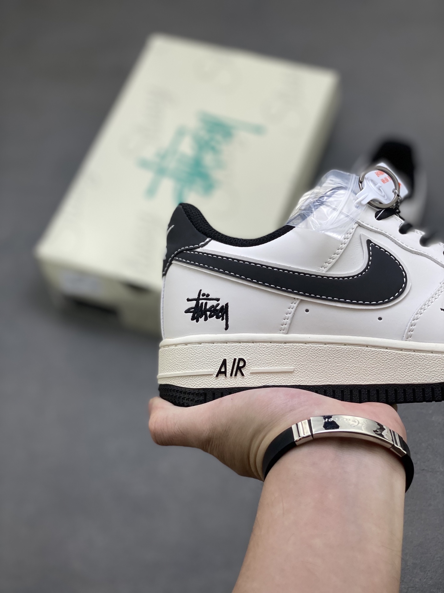 💰350
海外限量发售！NIke Air Force 1 '07 Lo 空军一号低帮 运动鞋 休闲鞋 折边针车 工艺难度大 原楦头原纸板 原装鞋盒 定制金配件 内置全掌气垫 原厂鞋底 
货号:C5288-037
ize：36 36.5 37.5 38 38.5 39 40 40.5 41 42 42.5 43 44 44.5 45